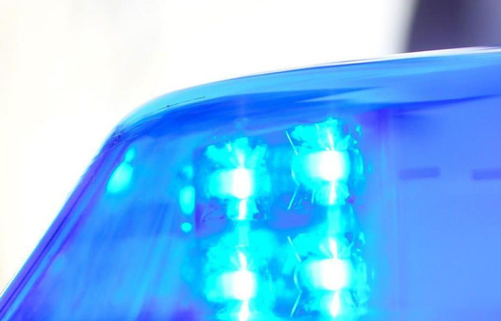 Ein Unbekannter hat am Donnerstagabend einen Verbrauchermarkt in Neumarkt überfallen.  (Symbolbild: Patrick Seeger/dpa)