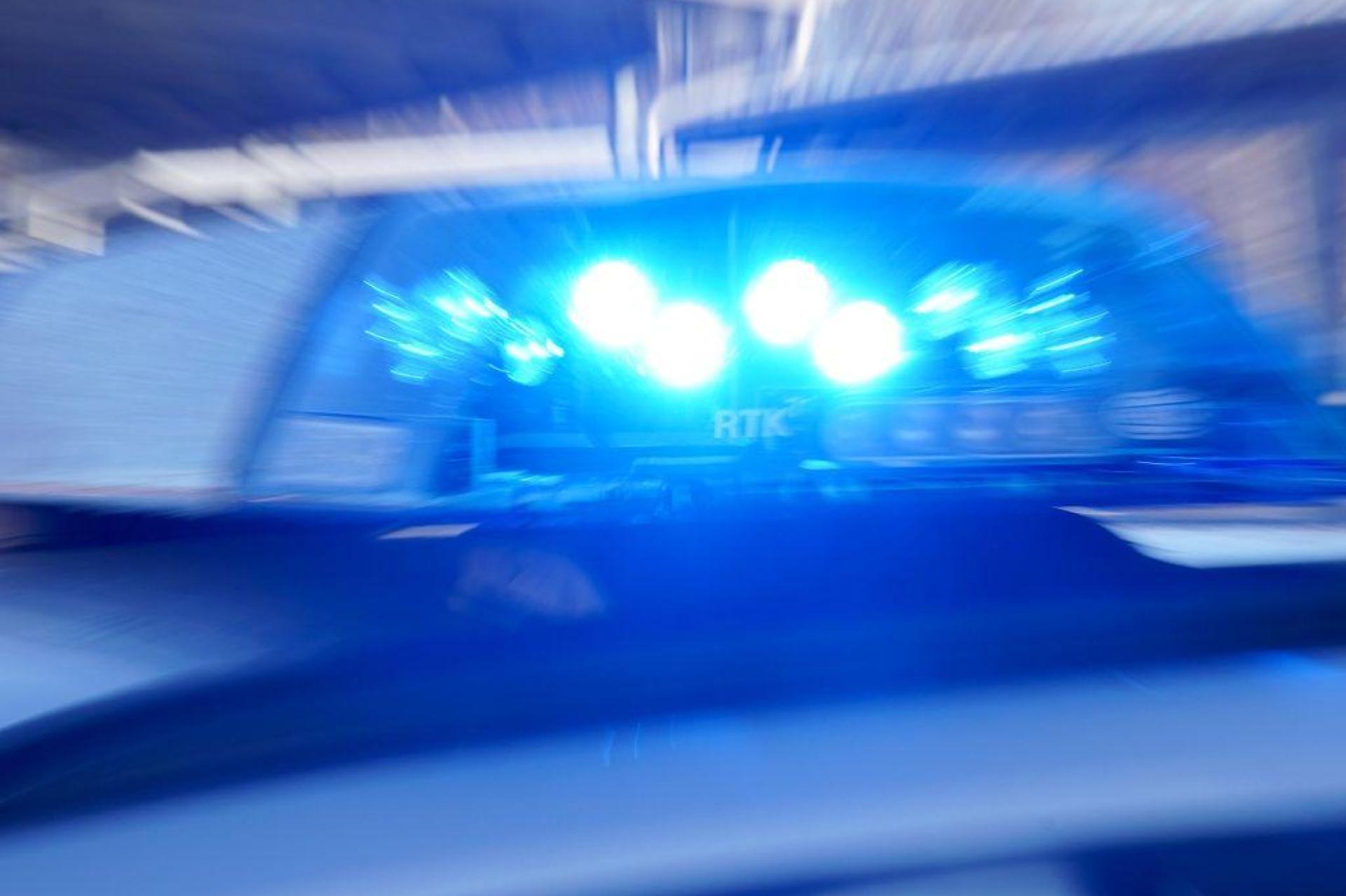 Ein 14-Jähriger hat in Passau mit seiner ein Jahr jüngeren Freundin eine Spritztour mit dem Wagen ihrer Mutter gemacht und dabei einen Unfall verursacht.  (Symbolbild: Marcus Brandt)