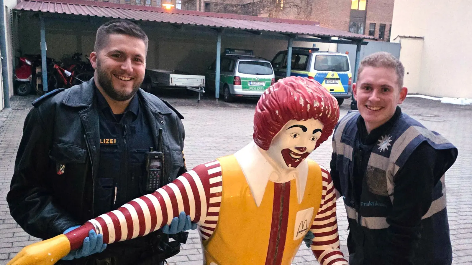 Da freut sich auch die Polizei: Die gestohlene Ronald-McDonald-Figur ist wieder da. (Bild: PI Schwandorf, PHMin Wexler)