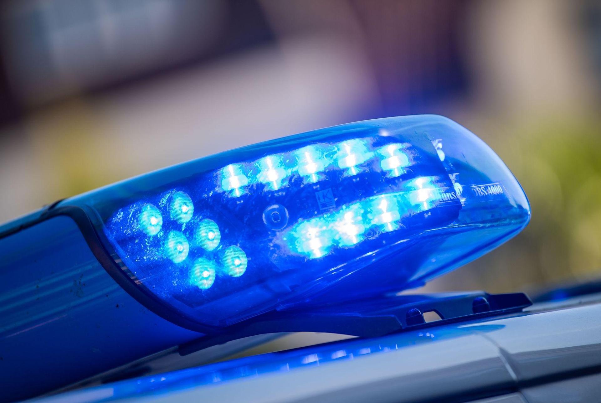 In Mantel kam es zu einem Unfall mit Fahrerflucht. Ein blauer BMW beschädigte eine Mülltonne. Die Polizei sucht nach dem Fahrer. (Symbolbild: Lino Mergeler/dpa)