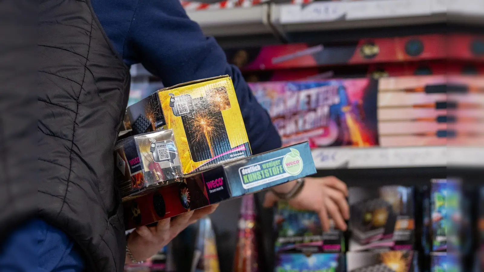 Diebe sollen in Weiden Unmengen an Silvesterfeuerwerk gestohlen haben. (Symbolbild: Harald Tittel/dpa)