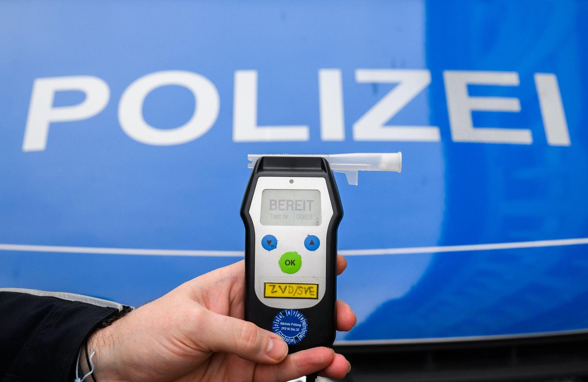 Die Polizei hat bei Störnstein einen 74-jährigen Autofahrer gestoppt, der unter Alkoholeinfluss stand. (Symbolbild: Julian Stratenschulte/dpa)