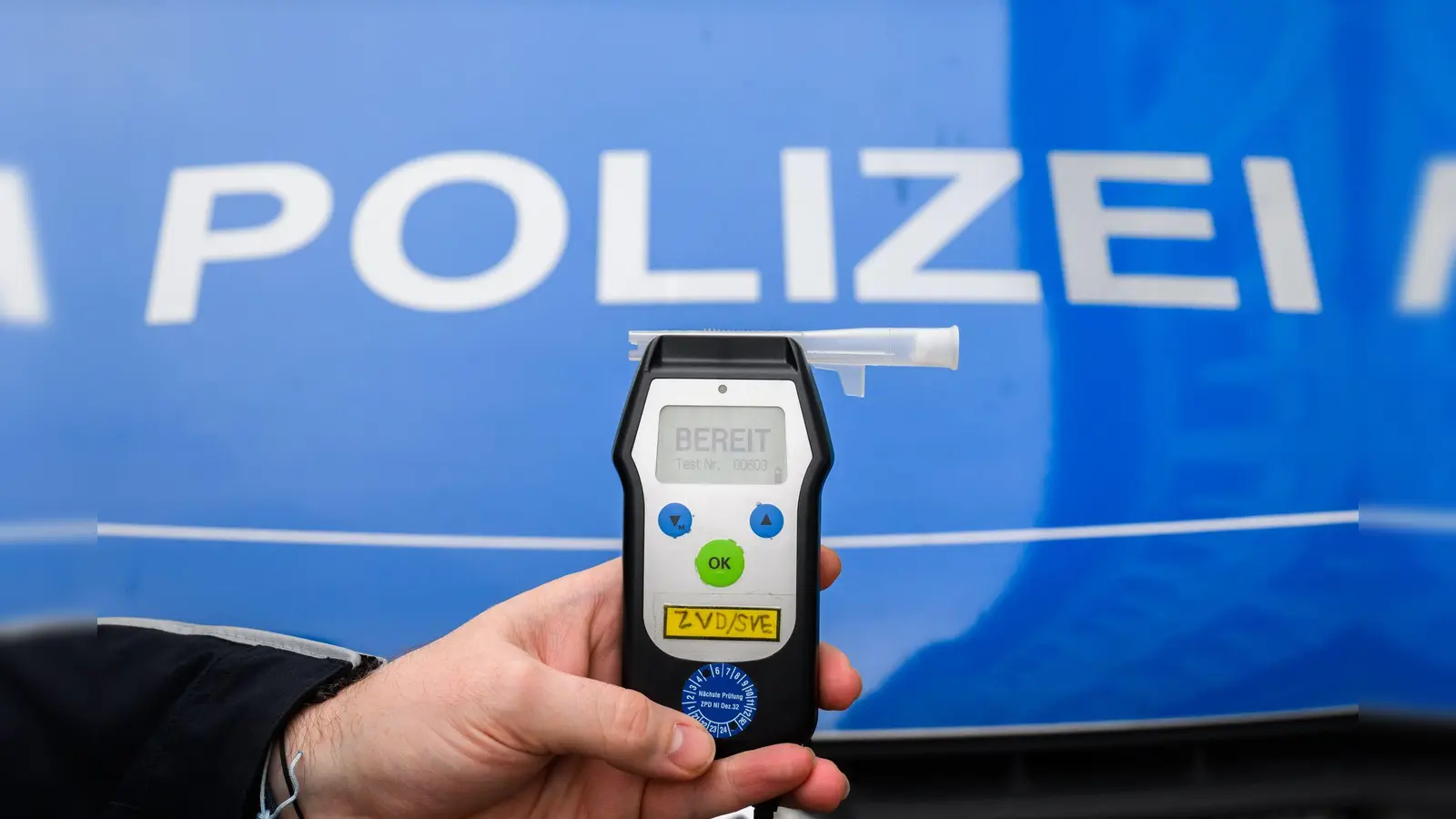 Die Polizei hat bei Störnstein einen 74-jährigen Autofahrer gestoppt, der unter Alkoholeinfluss stand. (Symbolbild: Julian Stratenschulte/dpa)
