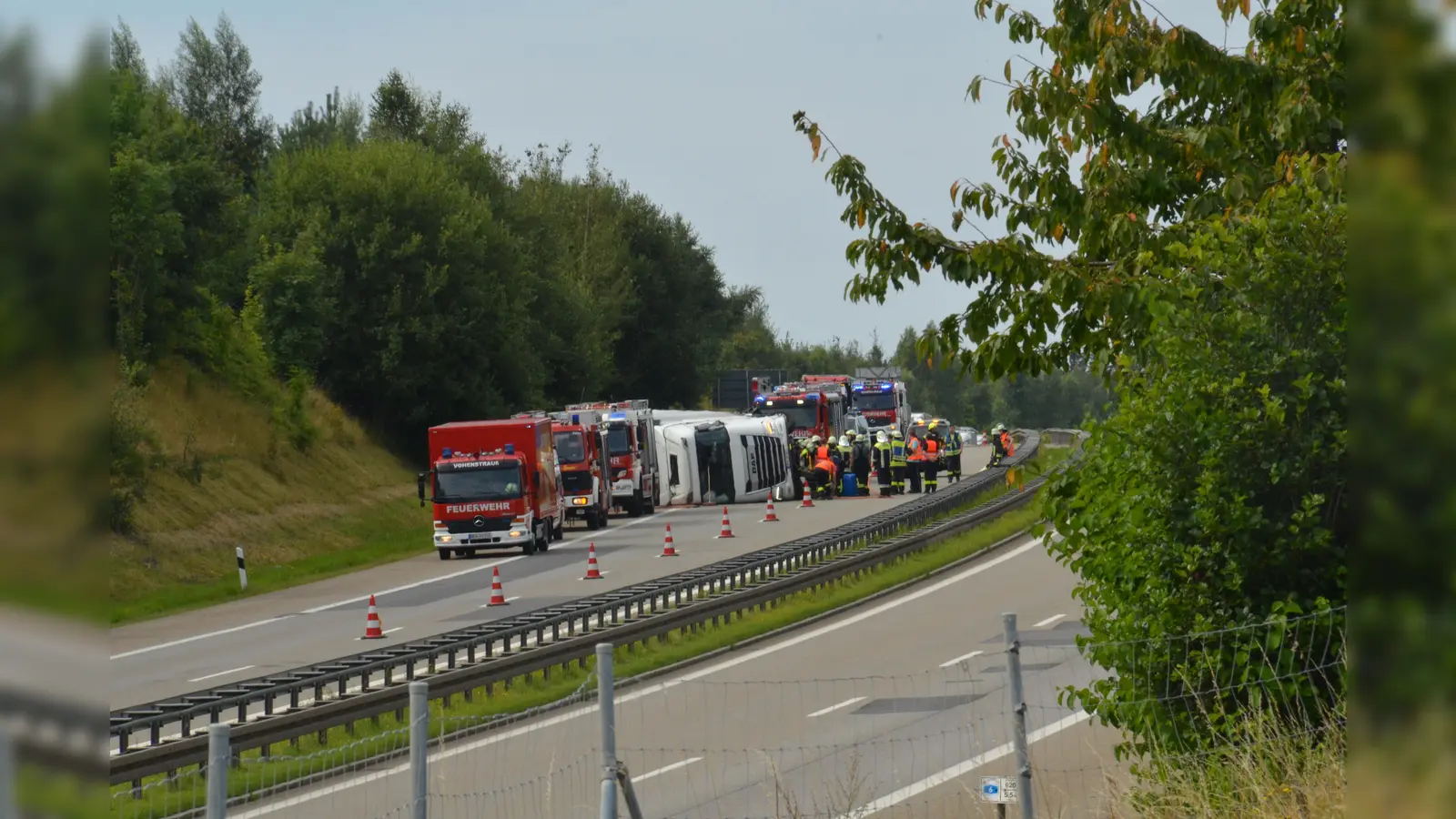 Nach einem Unfall mit einem Lkw war die A6 bei Vohenstrauß gesperrt.  (Bild: dob)