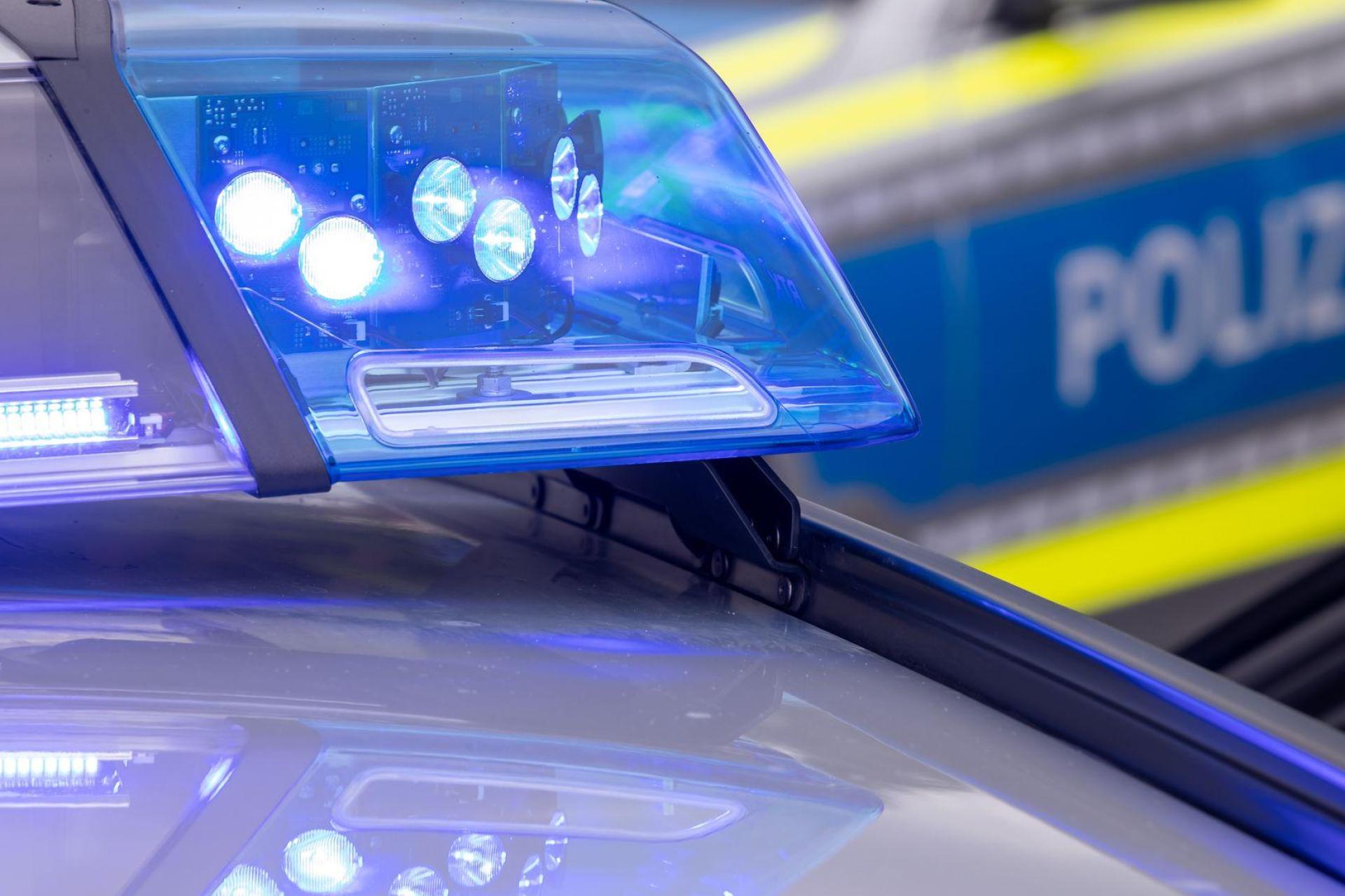 Auch einen Polizeibeamten traktierte der 41-Jährige mit Tritten. (Symbolbild) (Bild: Daniel Karmann/dpa)