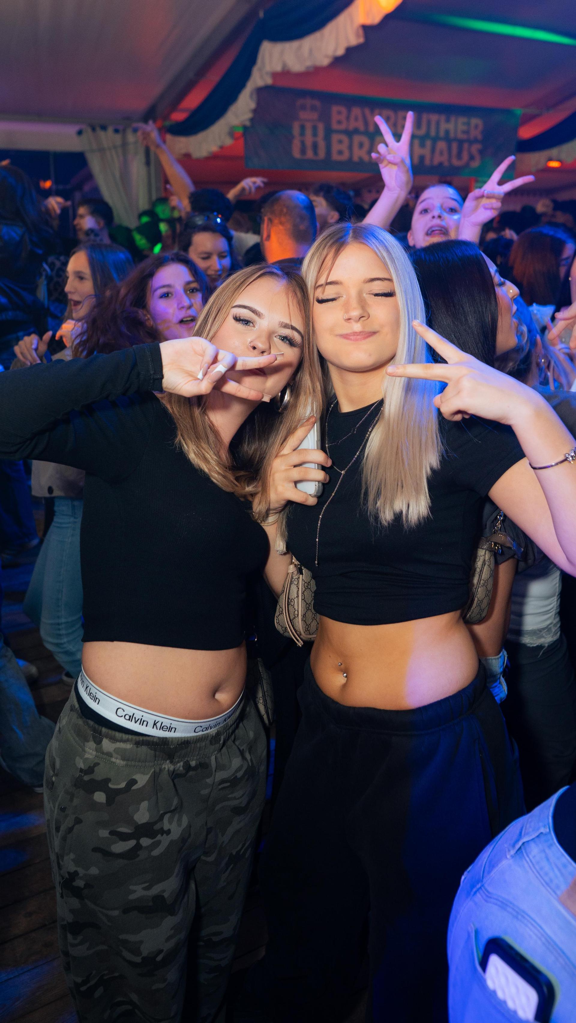 DJ Dollar Bill heizt das Festzelt ein. (Bild: Hannes Stock)