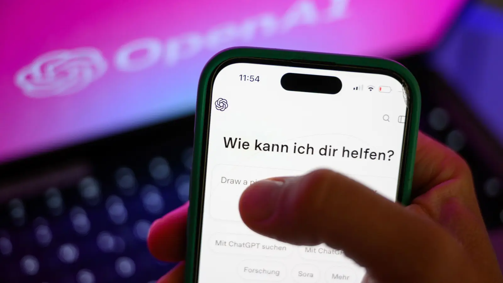 Mit Abstand am häufigsten nutzen Jugendliche den KI-Chatbot ChatGPT des Betreibers OpenAI.(Illustration)  (Bild: Hendrik Schmidt/dpa)