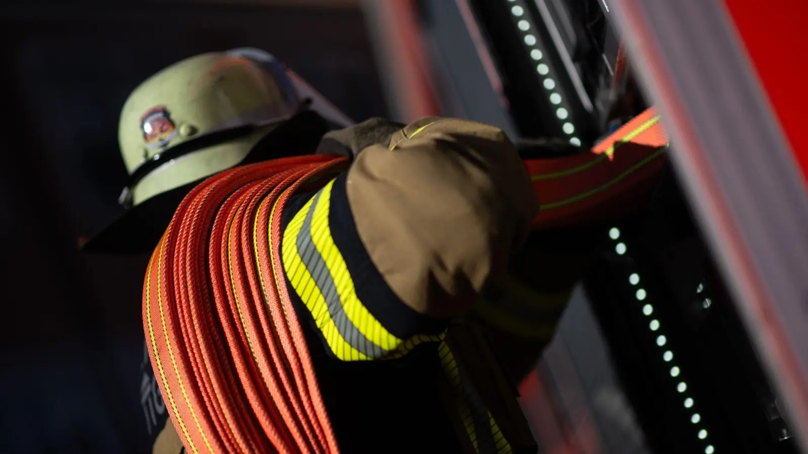 Mehrere Kühe sind bei dem Brand gestorben. Einige Tiere hat die Feuerwehr aber retten können.  (Symbolbild: Marijan Murat/dpa)