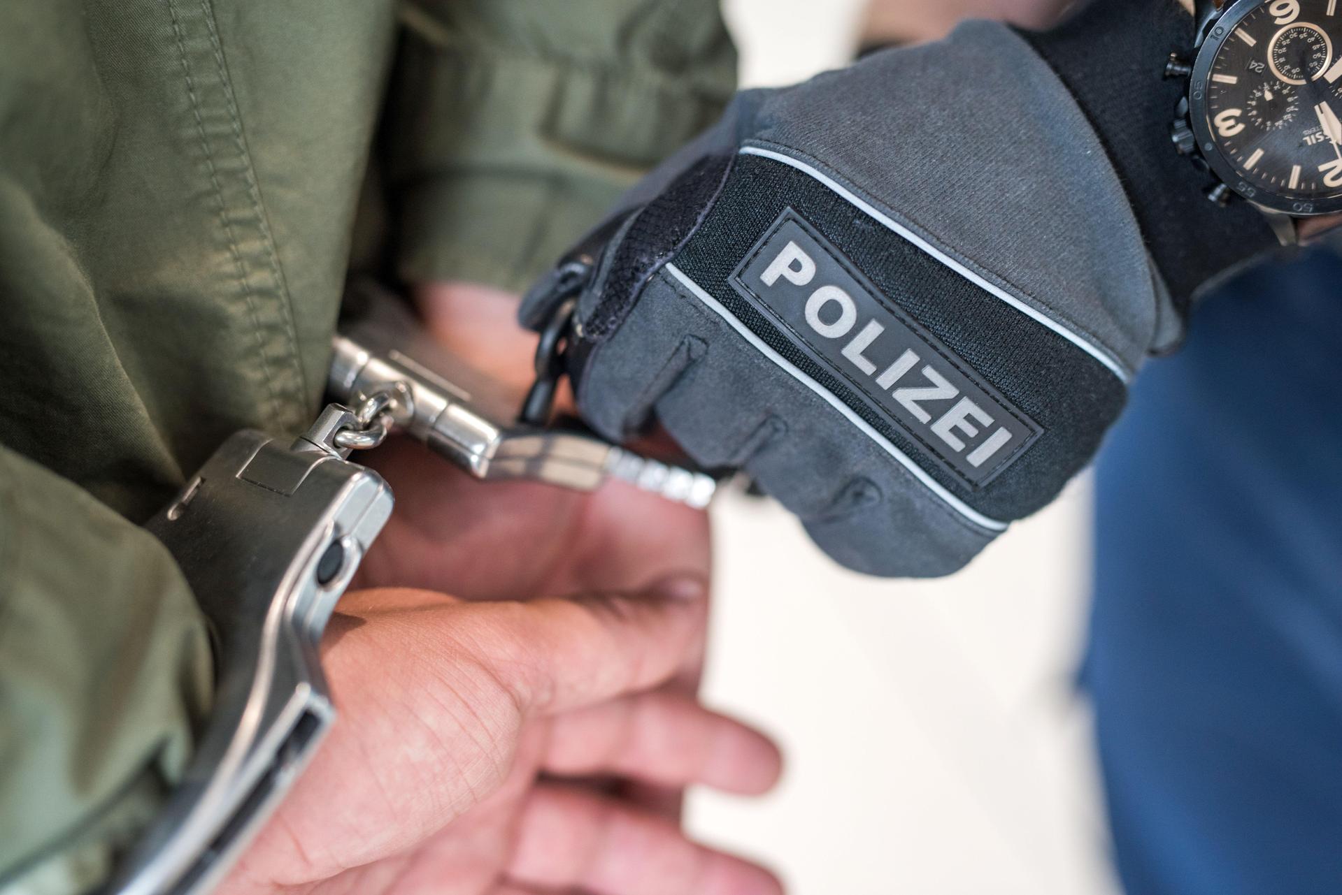 Die Polizei hat einen seit sechs Jahren gesuchter Räuber bei einer Grenzkontrolle in Waidhaus festgenommen. (Symbolbild: Alexandra Stolze)