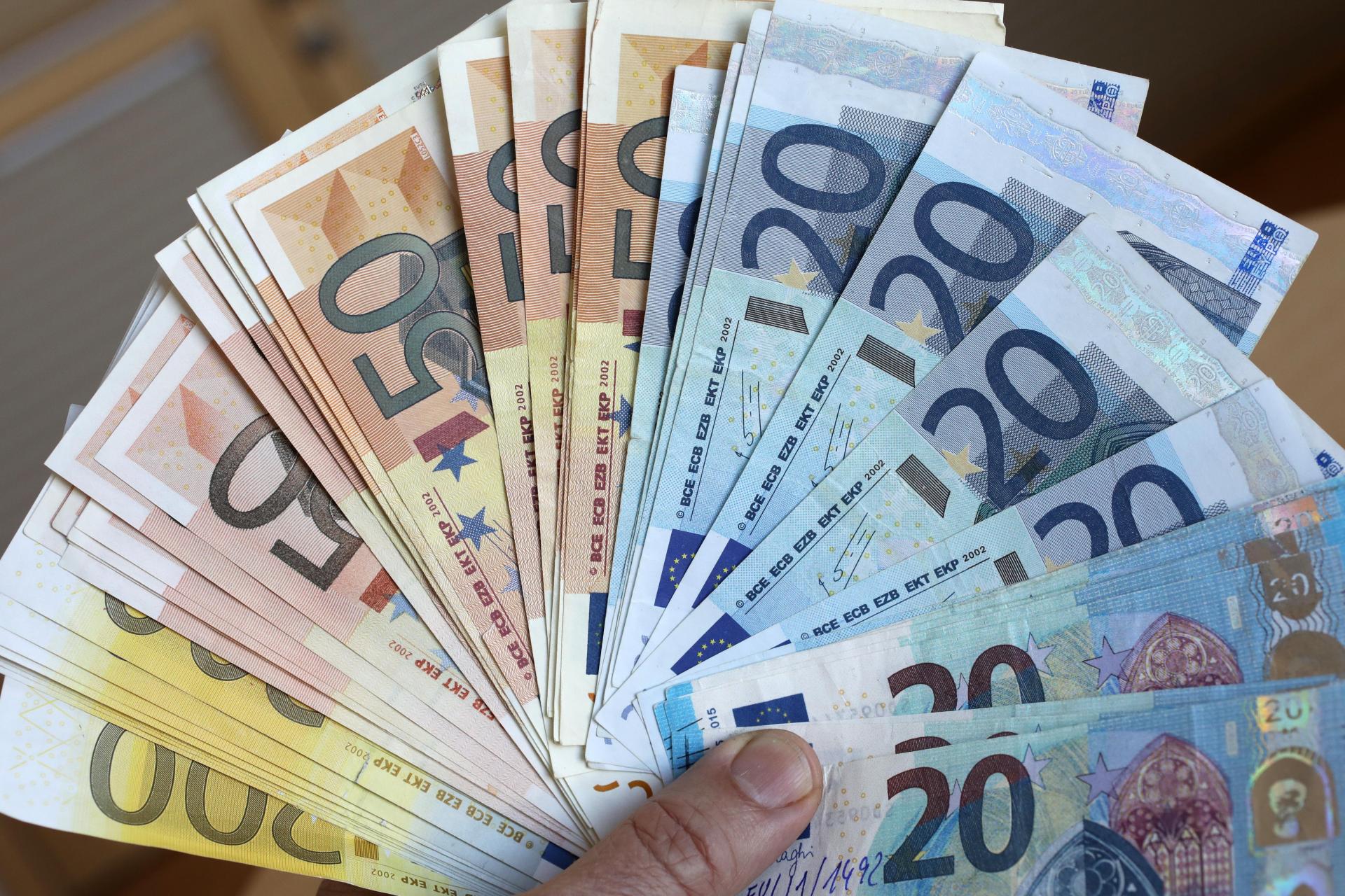 Bei einer Verkehrskontrolle in Roding wird Falschgeld bei einem 51-jährigen Mann entdeckt. Die Kriminalpolizei Regensburg ermittelt. (Symbolbild: Bernd Wüstneck)