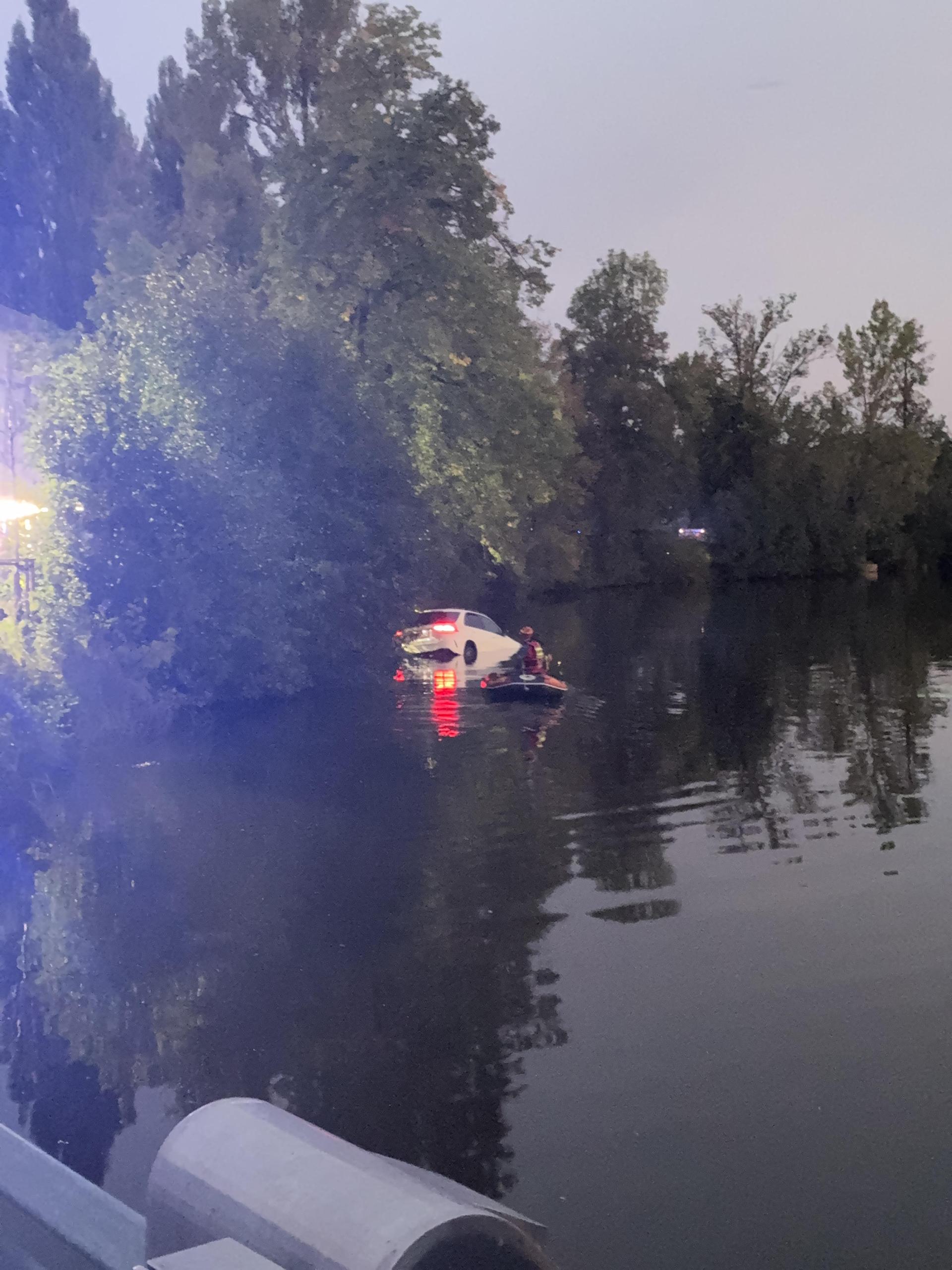 Ein Auto landete in Weiherhammer in einem Weiher. Die Feuerwehr musste das Fahrzeug bergen. (Bild: PI Neustadt a.d.Waldnaab, Wimmer, POM)