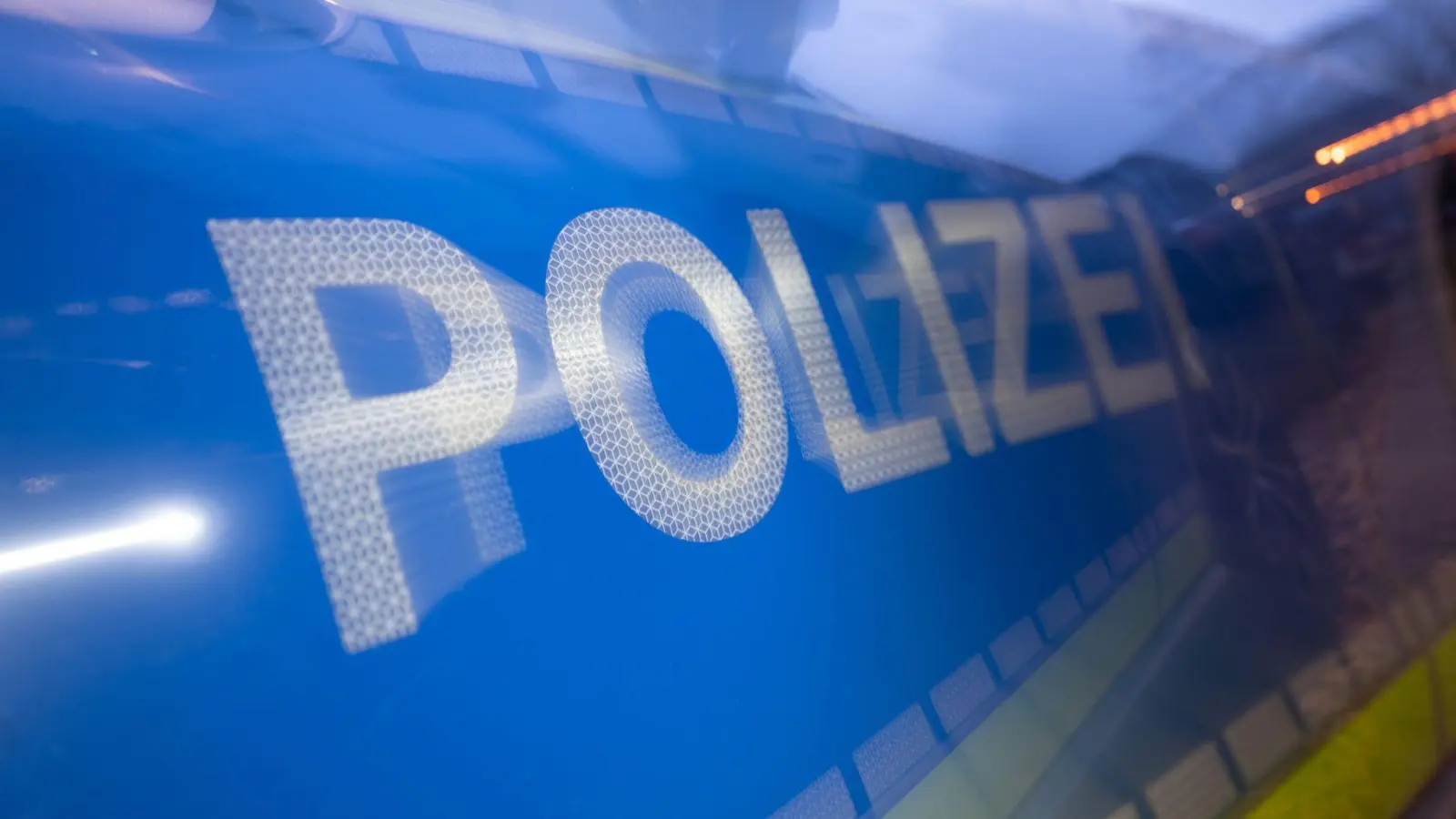 Einen 13-jährigen Buben erwischt die Polizei hinterm Lenkrad eines Autos.  (Bild: Marijan Murat/dpa)