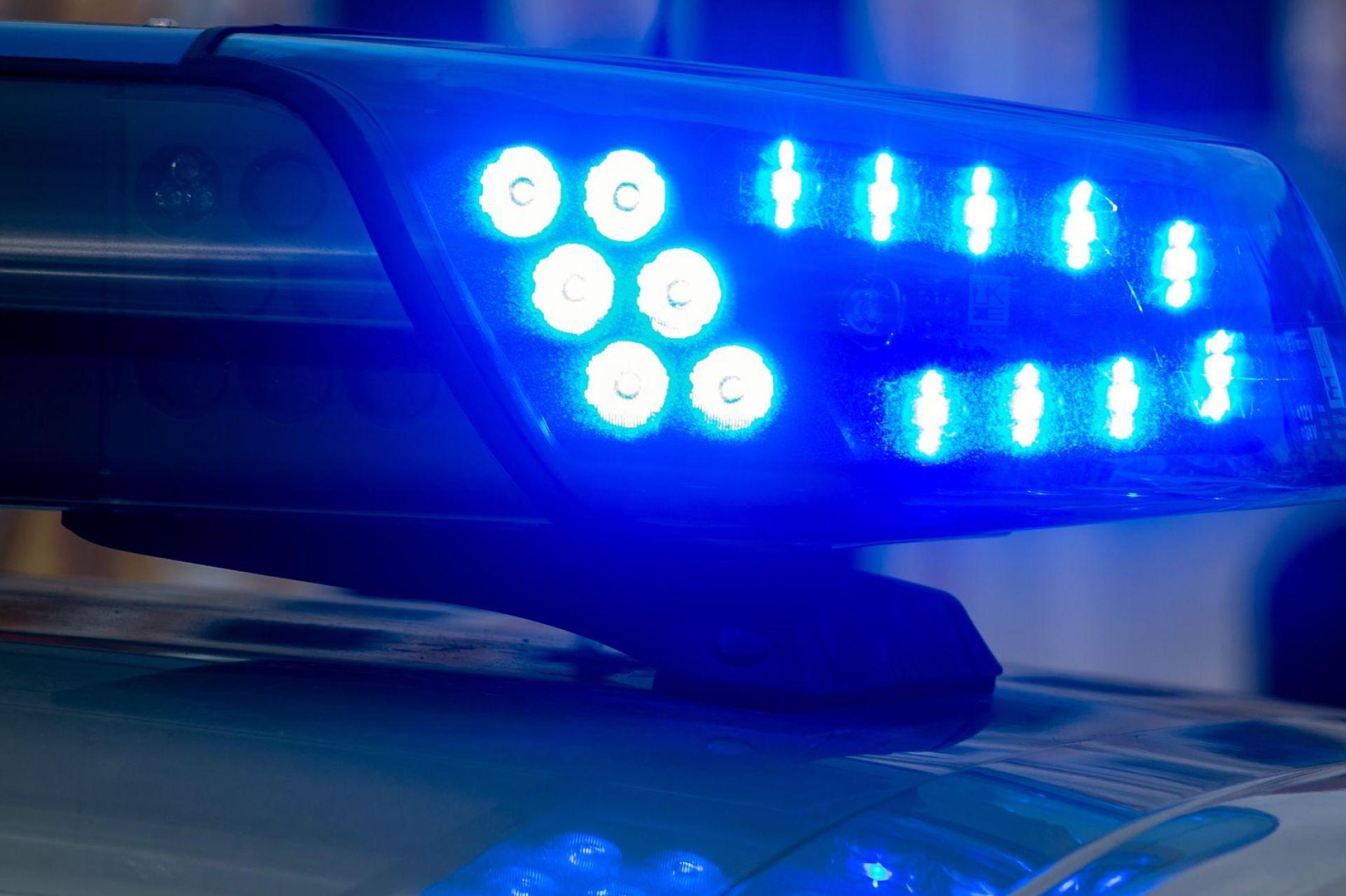 Für die Bergung des Lasters wurde ein Kran benötigt. (Symbolbild) (Bild: Klaus-Dietmar Gabbert/dpa-Zentralbild/dpa)