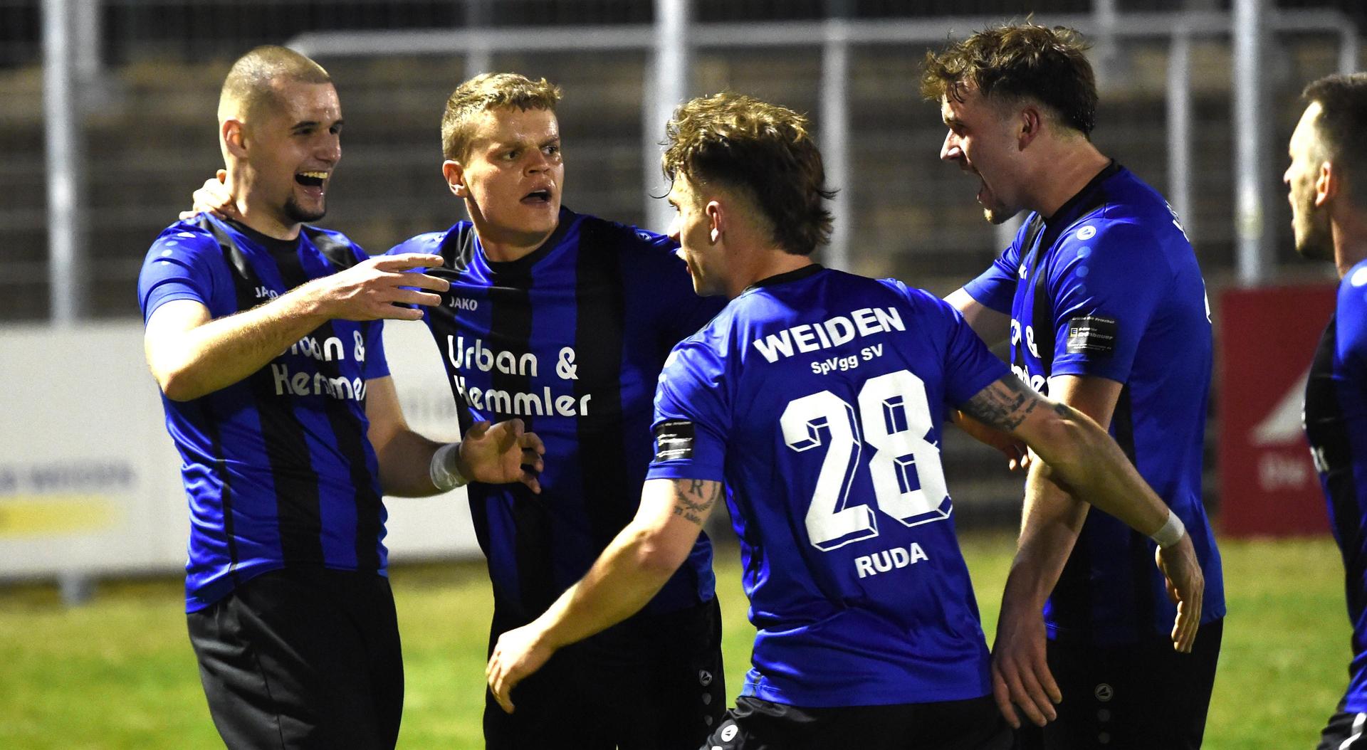 Torjubel nach dem 1:0: Dreifach-Torschütze Jahi Sylejmani (links) wird von seinen Mitspielern beglückwünscht. (Bild: Gerhard Büttner)