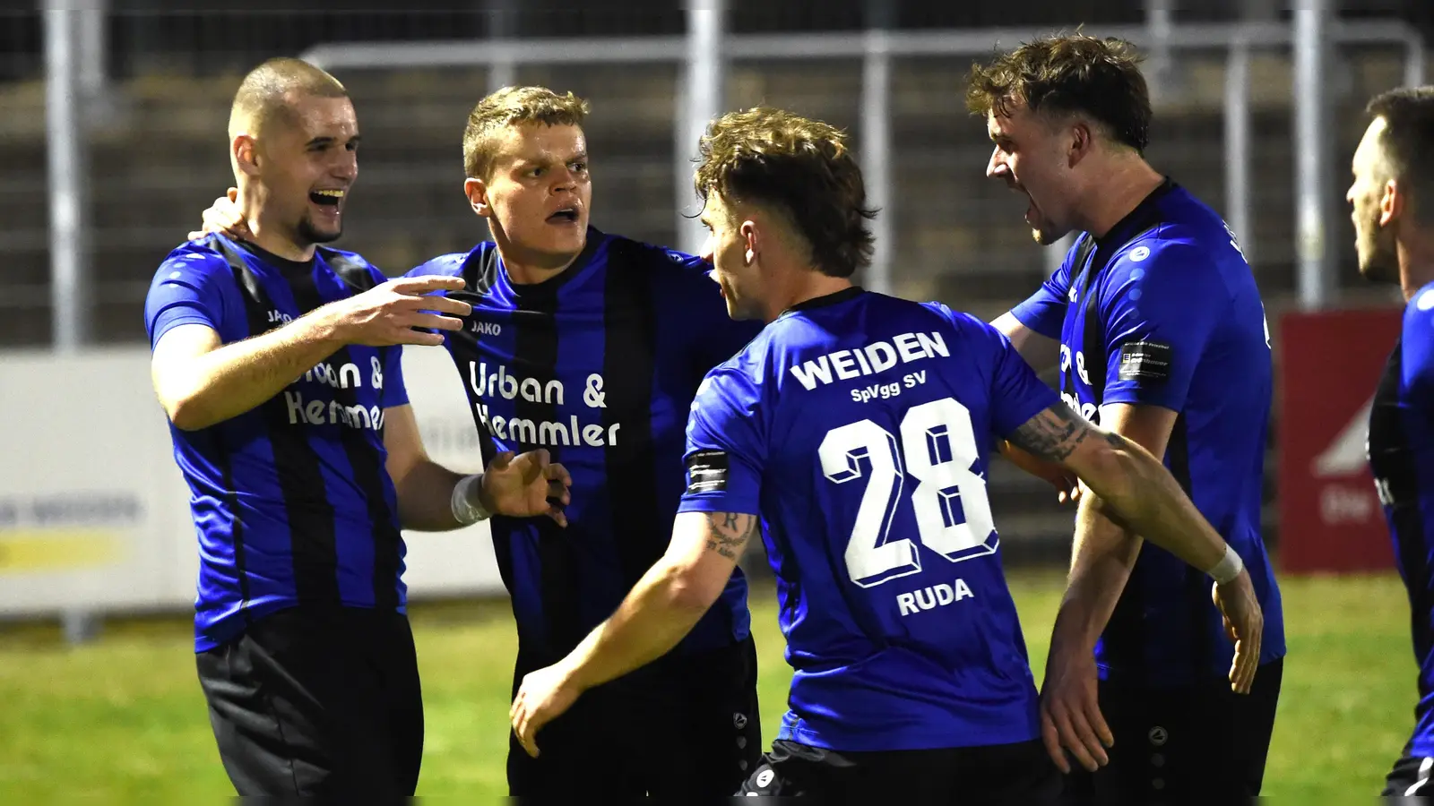 Torjubel nach dem 1:0: Dreifach-Torschütze Jahi Sylejmani (links) wird von seinen Mitspielern beglückwünscht. (Bild: Gerhard Büttner)