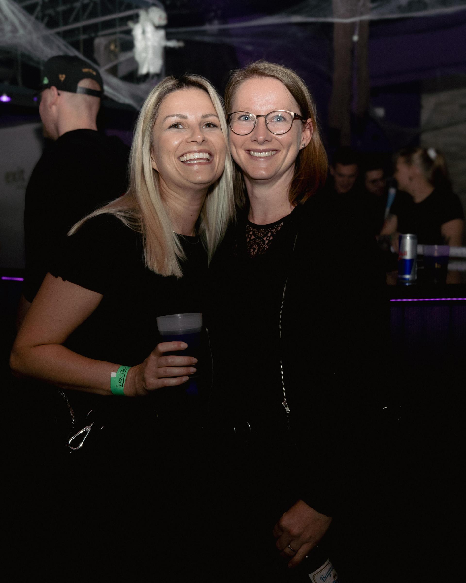 Im Labelle in Waidhaus waren am Freitag die Zombies, Teufel und Geister unterwegs und gaben zur Musik von DJ Michael B. zusammen Vollgas. (Bild: Timo Kraus)