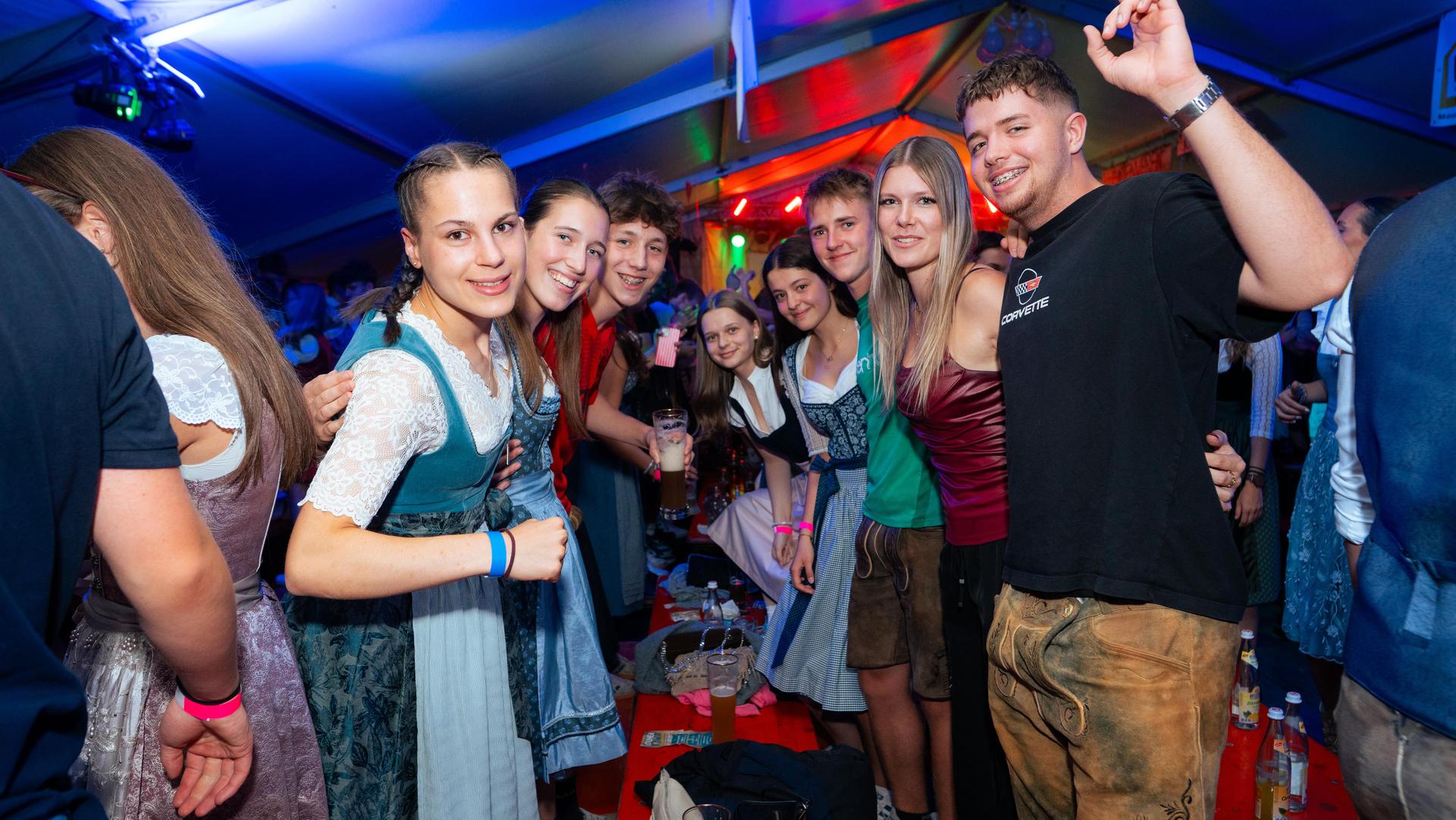 Gute Stimmung, volles Zelt und super Momentaufnahmen. (Bild: Hannes Stock)