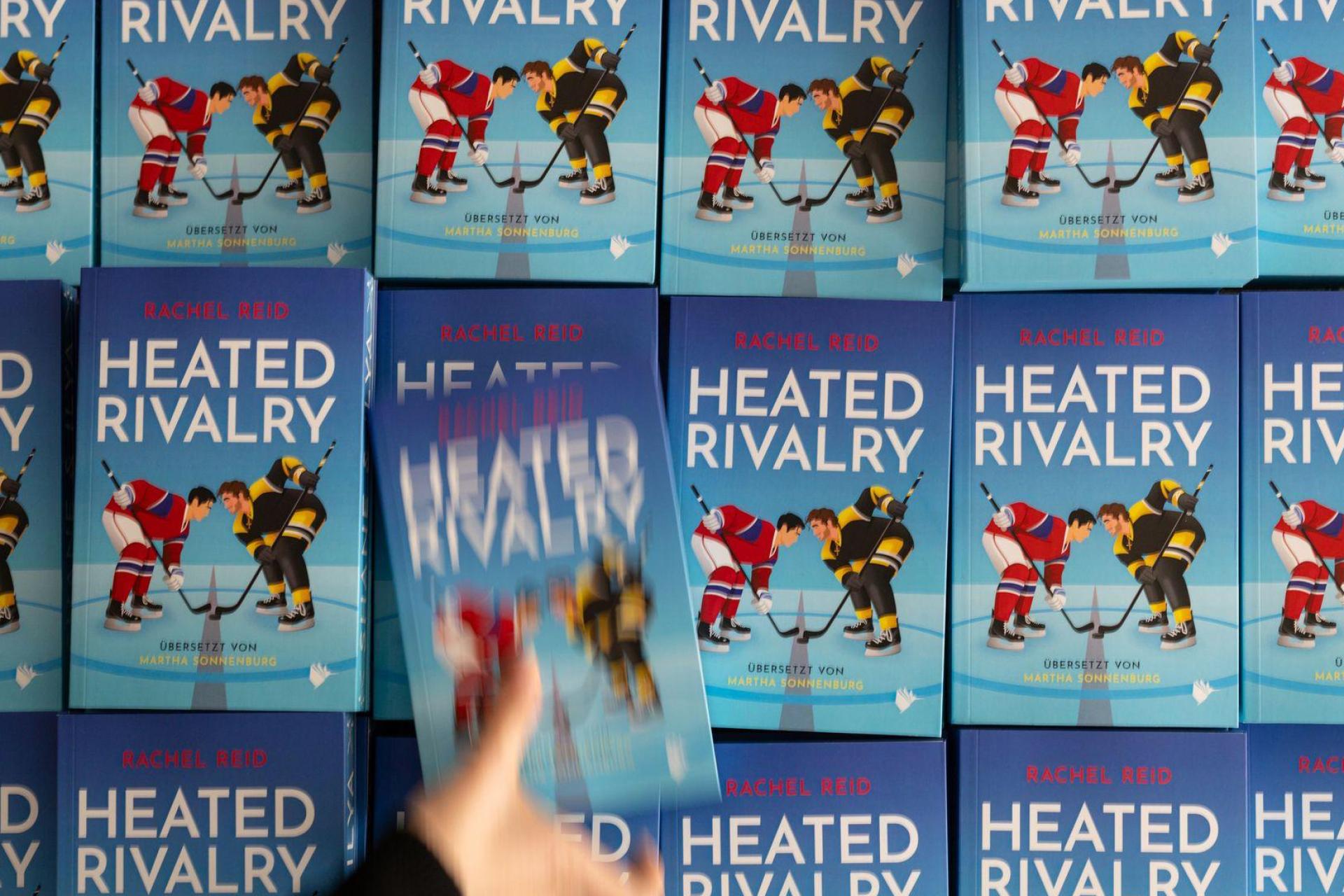 Die Serie basiert auf den Büchern von Rachel Reid. (Symbolbild) (Bild: Michael Reichel/dpa)