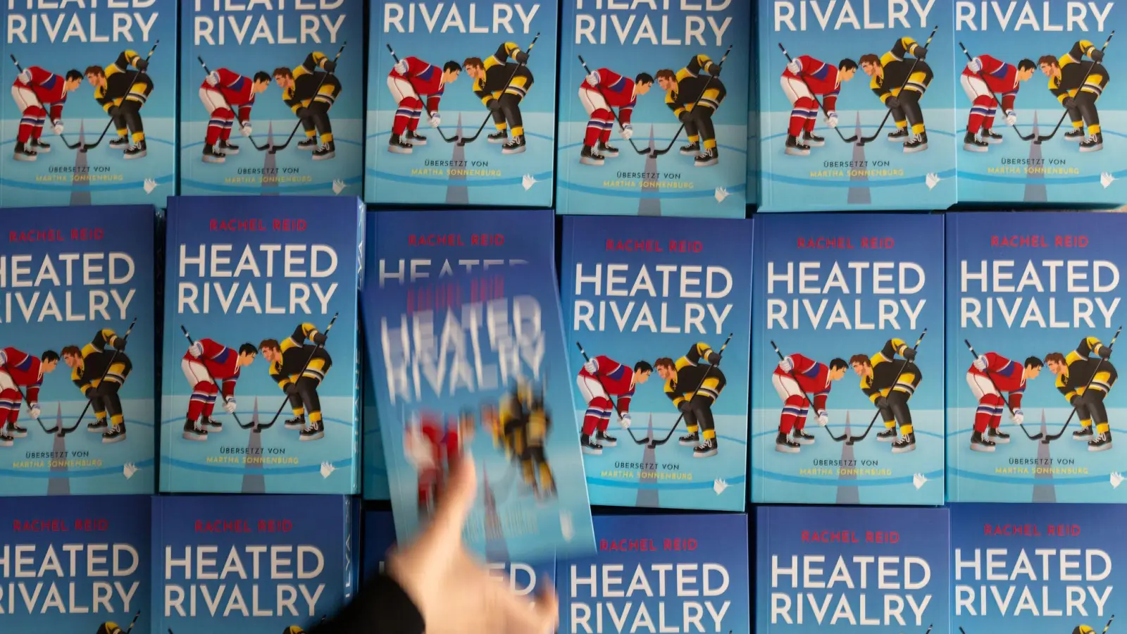 Die Serie basiert auf den Büchern von Rachel Reid. (Symbolbild) (Bild: Michael Reichel/dpa)