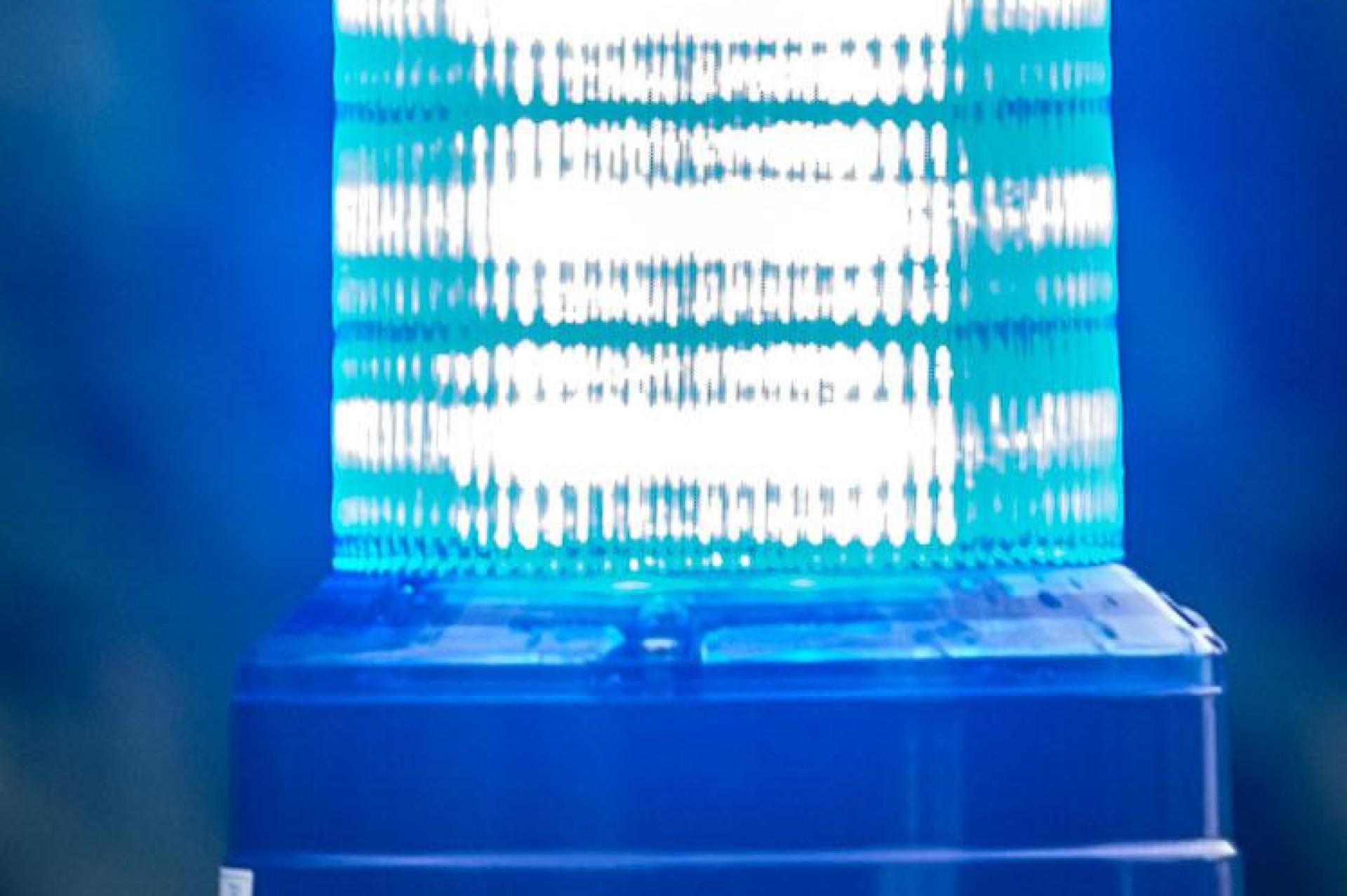 Ein Unbekannter hat in Eslarn am Mittwoch einen weißen Hyundai angefahren und Unfallflucht begangen.  (Symbolbild: Armin Weigel/dpa)