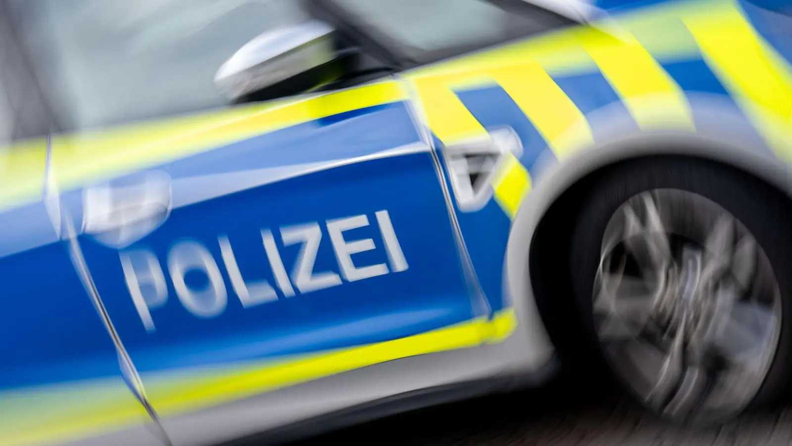 Zwei Tatverdächtige wurden nach einem Raubüberfall in Regensburg festgenommen. (Symbolbild: Hendrik Schmidt/dpa)