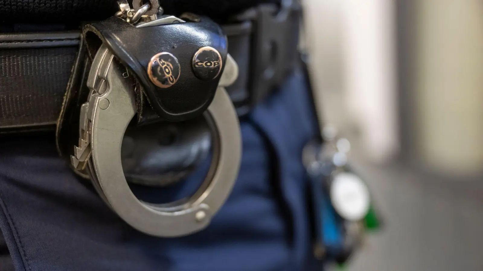 Die Suche nach den mutmaßlichen Tätern blieb laut Polizei bisher ohne Erfolg. (Symbolbild) (Bild: Peter Kneffel/dpa)