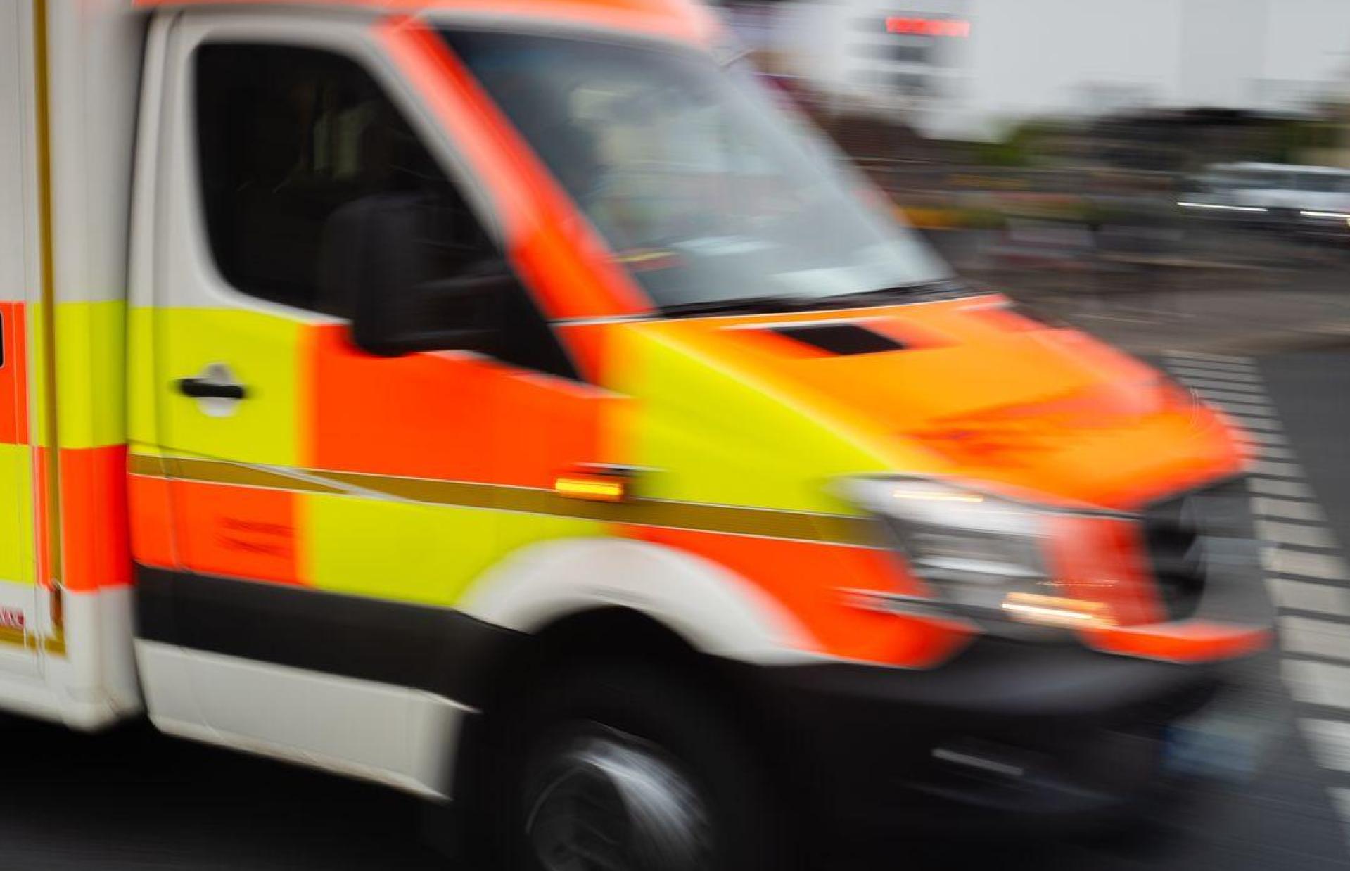 Sanitäter bringen den 22-Jährigen mit schweren Verletzungen in ein Krankenhaus. (Symbolbild) (Bild: Nicolas Armer/dpa)