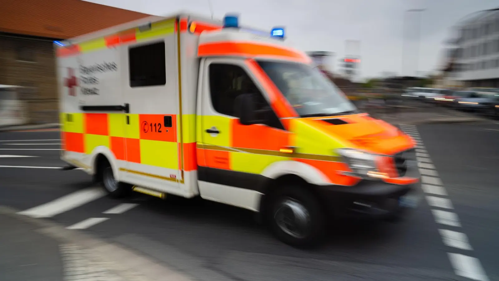 Sanitäter bringen den 22-Jährigen mit schweren Verletzungen in ein Krankenhaus. (Symbolbild) (Bild: Nicolas Armer/dpa)