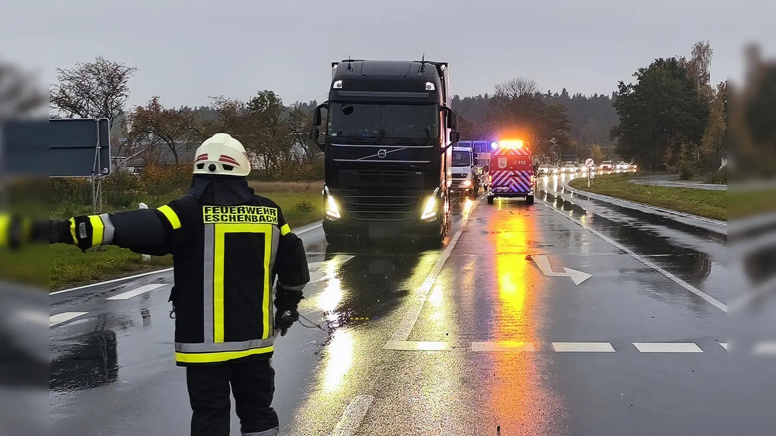 Wegen eines Unfalls auf der B 470 bei Eschenbach kam es am Mittwochmorgen zu Verkehrsbehinderungen.  (Bild: Jürgen Masching)