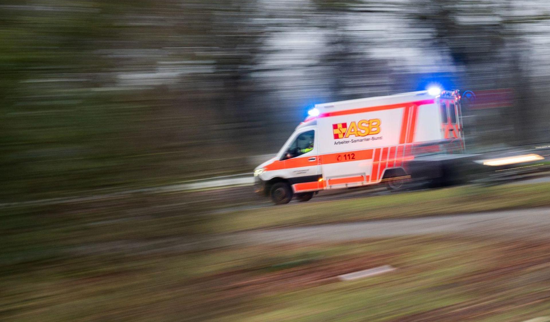 Zwei Traktorfahrer kamen bei Unfällen in Niederbayern ums Leben. (Symbolbild: Julian Stratenschulte/dpa)