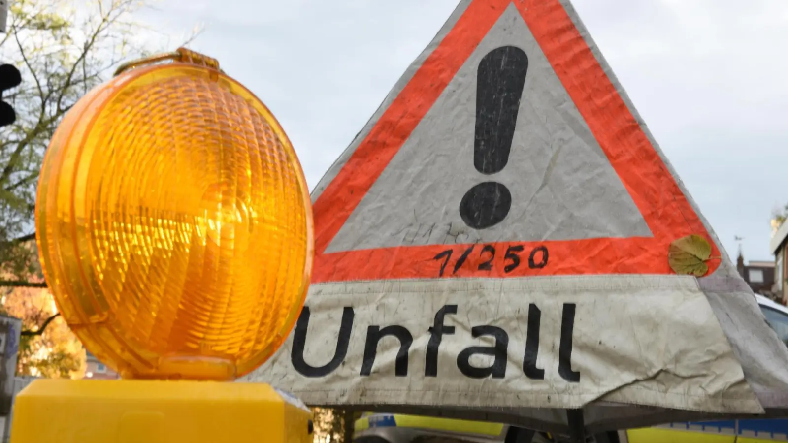 Ein ungesicherter Pkw rollt in Weiden rückwärts einen Hang hinunter und beschädigt ein Verkehrszeichen. (Symbolbild: Hendrik Schmidt/dpa)