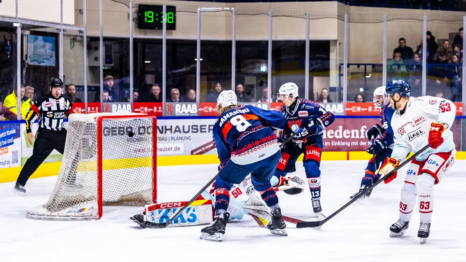Das war das 2:0 für die Blue Devils Weiden gegen die Düsseldorfer EG: Neal Samanski (links) vollendete einen Konter aus dem Lehrbuch. (Bild: Tobias Neubert)