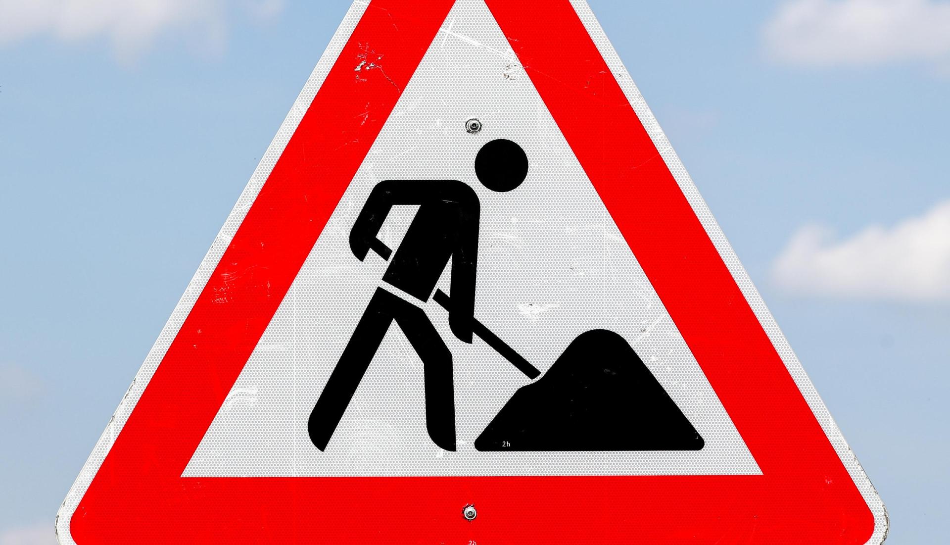 An zwei Baustellen in Weiden und in Neunkirchen starten die Stadtwerke Weiden mit Erneuerungs- und Wartungsarbeiten.  (Bild: Jan Woitas/dpa)