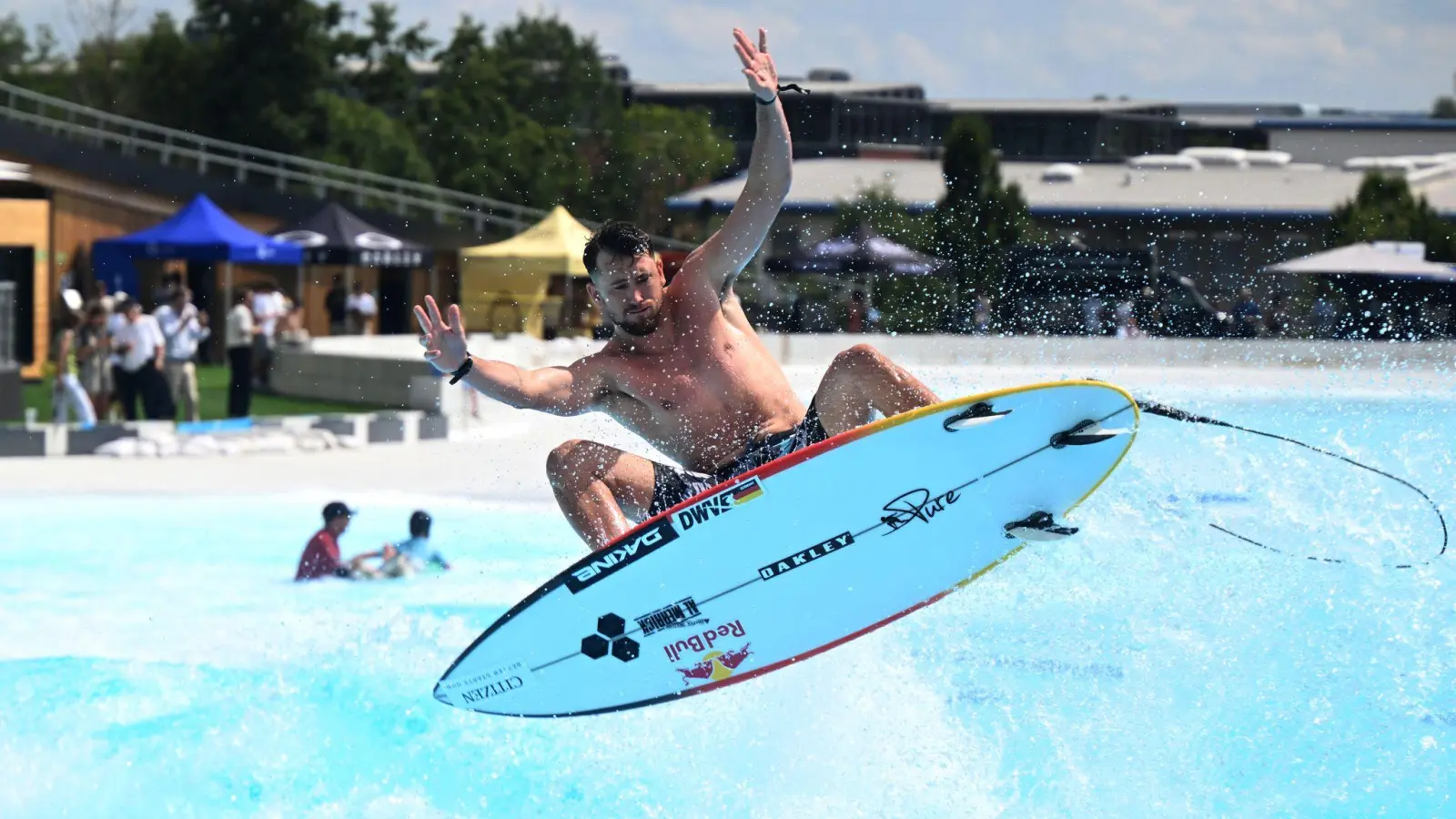 Olympionike Leon Glatzer im neuen Surfpark (Bild: Felix Hörhager/dpa)