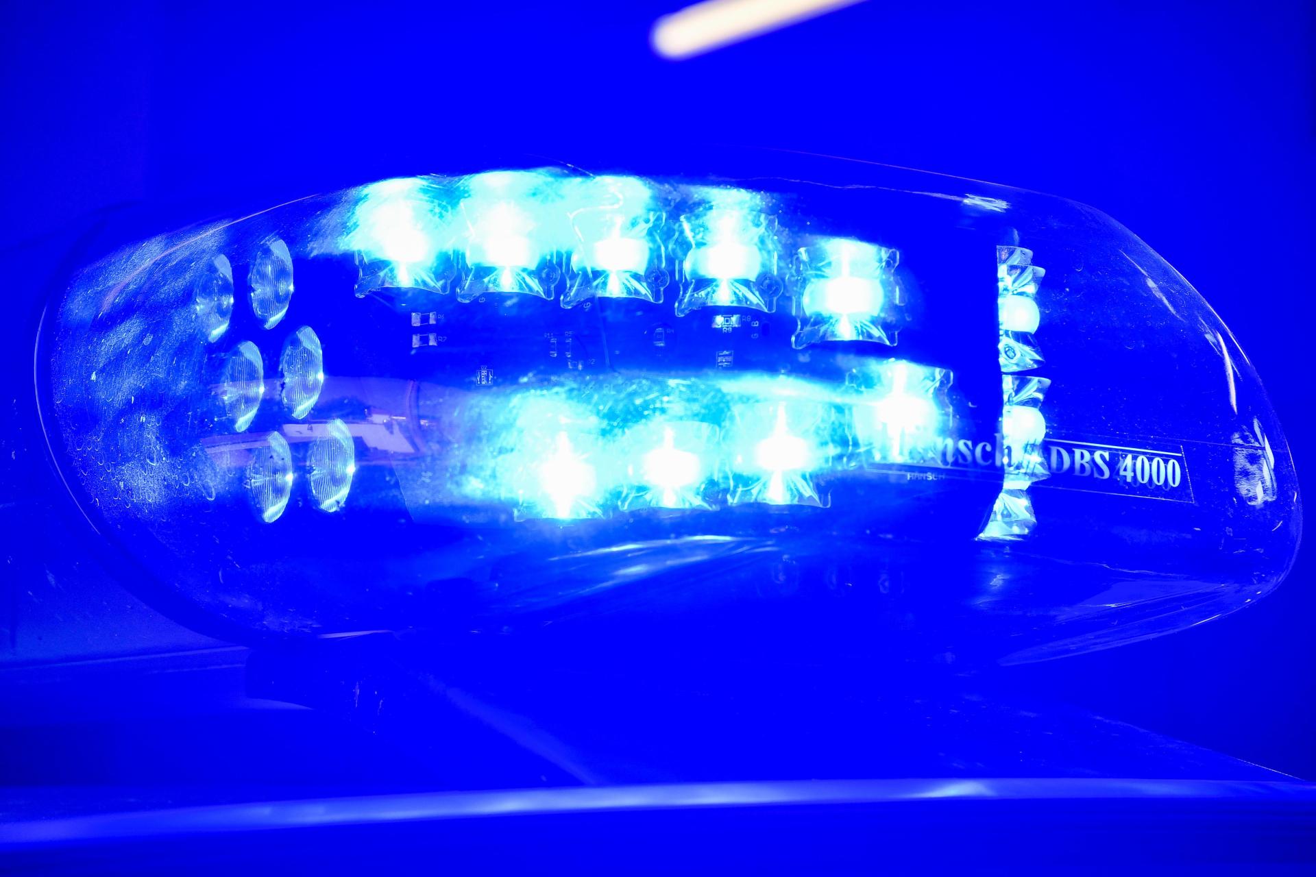 Die Polizei hofft auf Zeugenhinweise nach dem schweren Verkehrsunfall am Sonntag auf der A93 zwischen Windischeschenbach und Neustadt/WN.  (Bild: Petra Hartl)