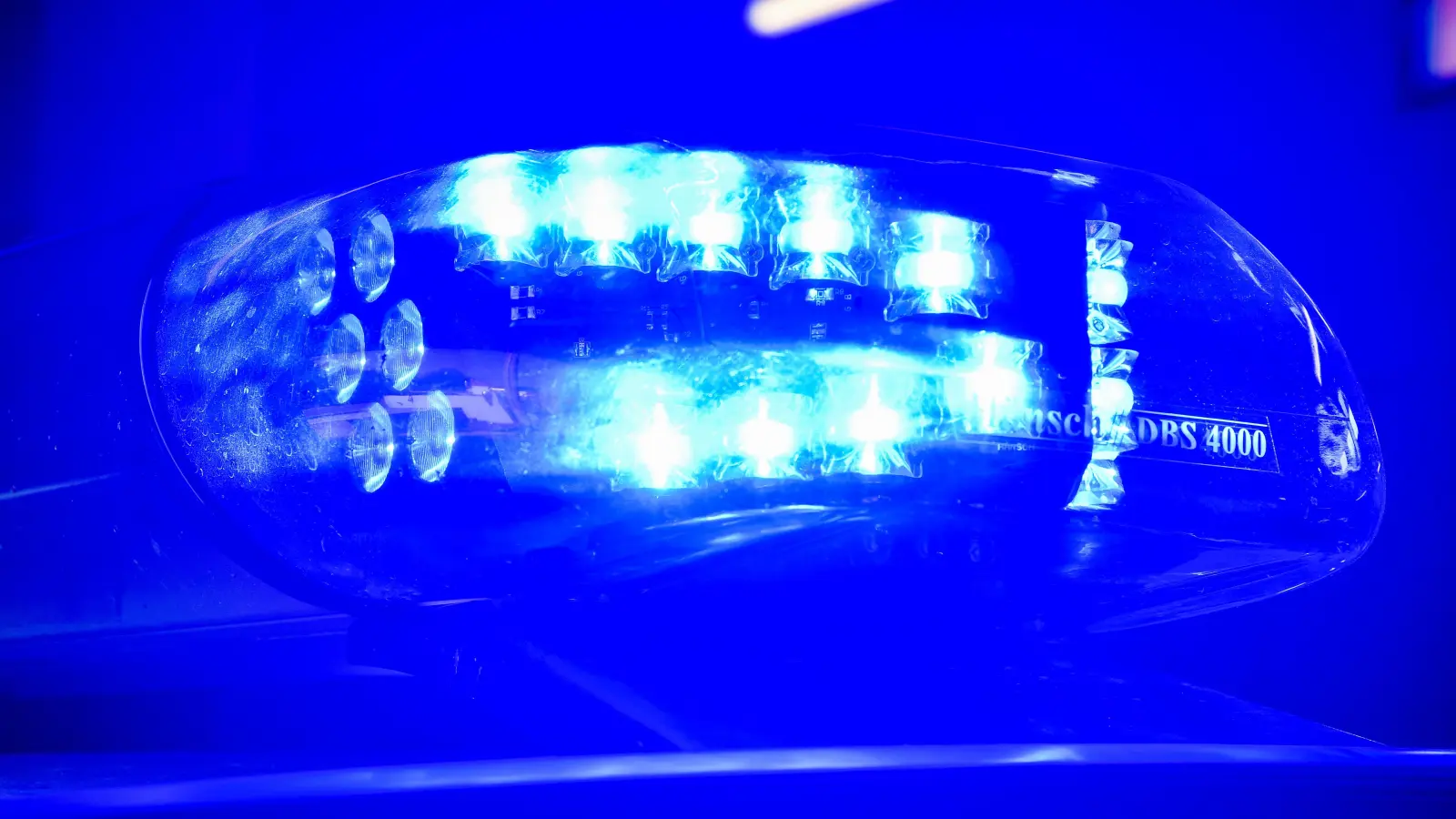 Unfall zwischen Altenstadt und Neustadt. Ein Auto ist mit dem Hinterreifen gegen den Bordstein gekommen und hatte sich überschlagen.  (Symbolbild: Petra Hartl)