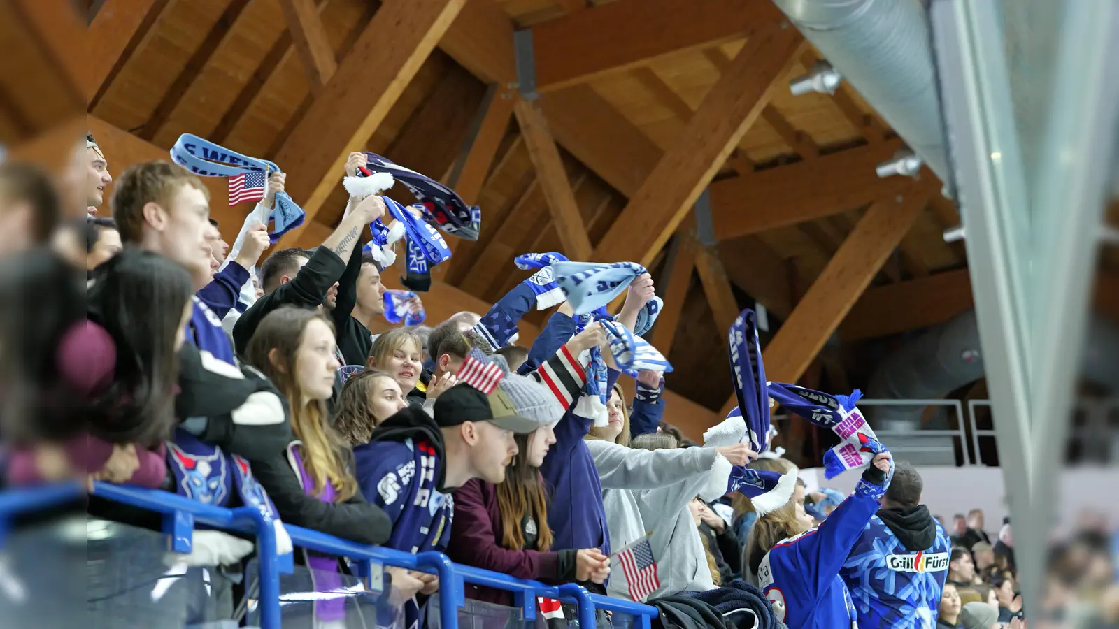 Bereits während des ersten Drittels deuteten sich Spannungen auf den Zuschauerrängen an. (Bild: Elke Englmaier)