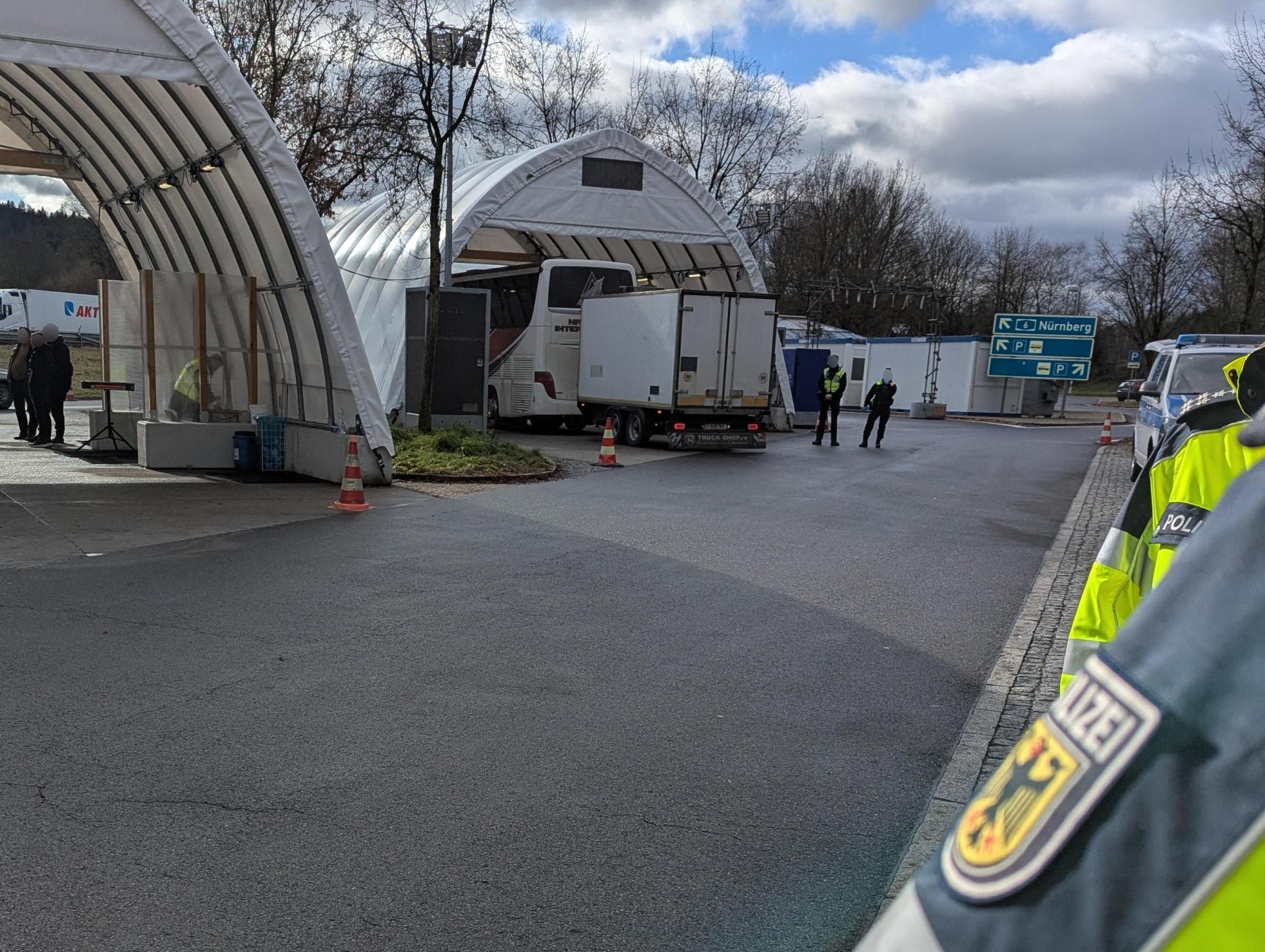 Beamte der Bundespolizeiinspektion Waidhaus haben am Dienstagnachmittag bei Grenzkontrollen auf der A6 zwei gefälschte rumänische Identitätskarten sichergestellt.  (Symbolbild: Bundespolizei)