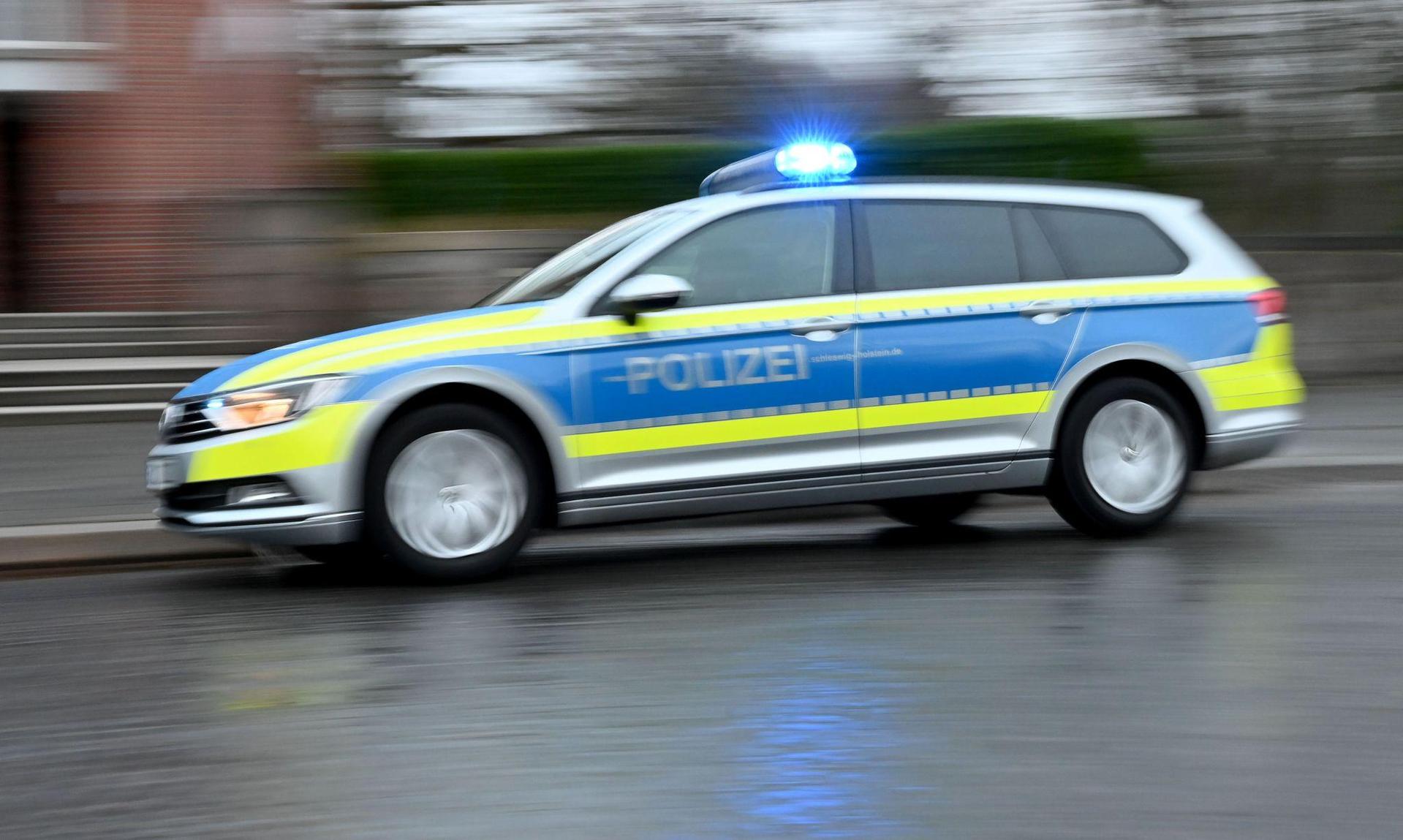 Ein 16-Jähriger wurde in Tirschenreuth Opfer eines versuchten Raubes. Die Weidener Kriminalpolizei ermittelt.  (Symbolbild: Carsten Rehder/dpa)