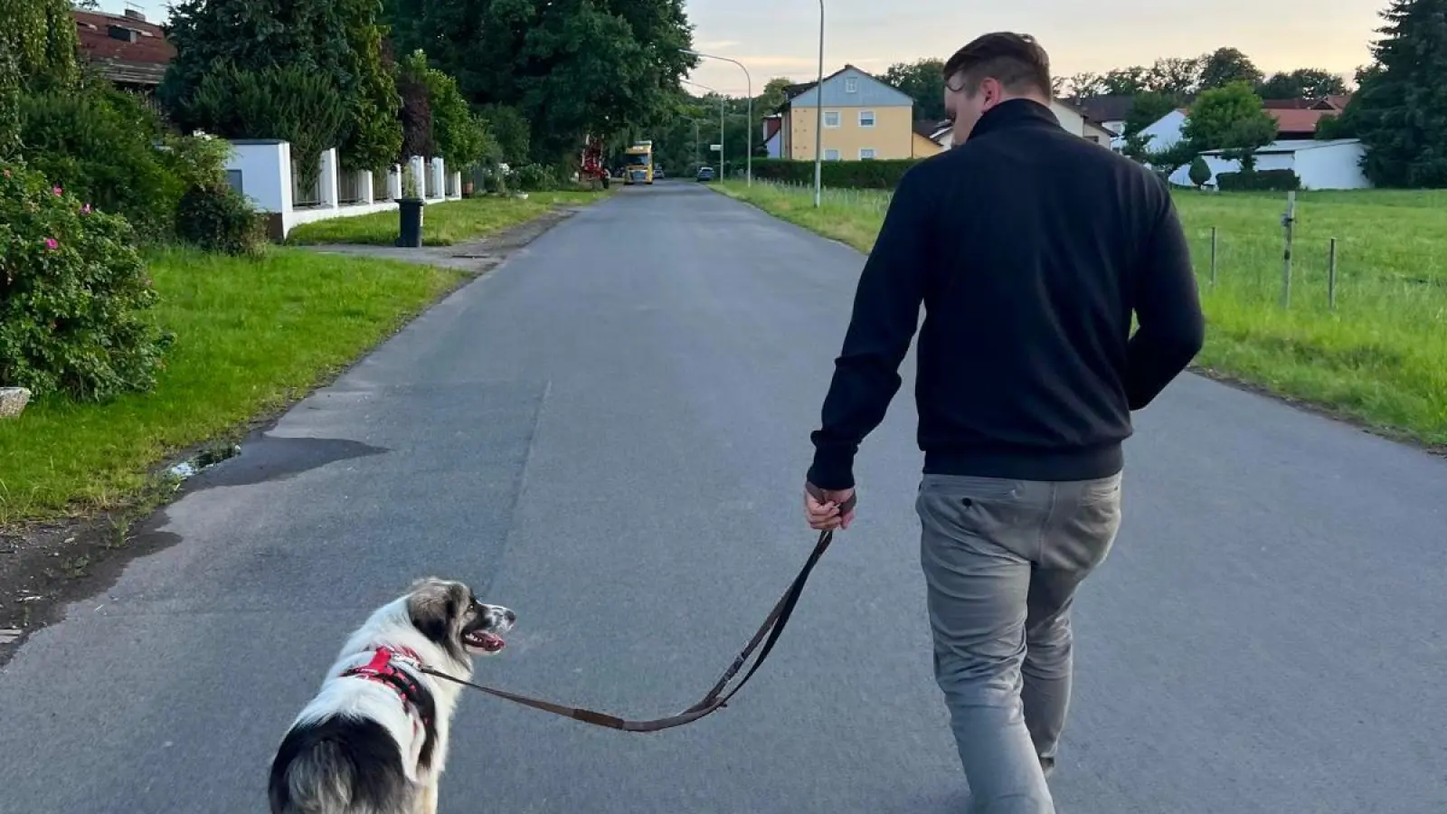 Julien Schneider mit seinem Hund Koda. (Bild: Julien Schneider/privat)