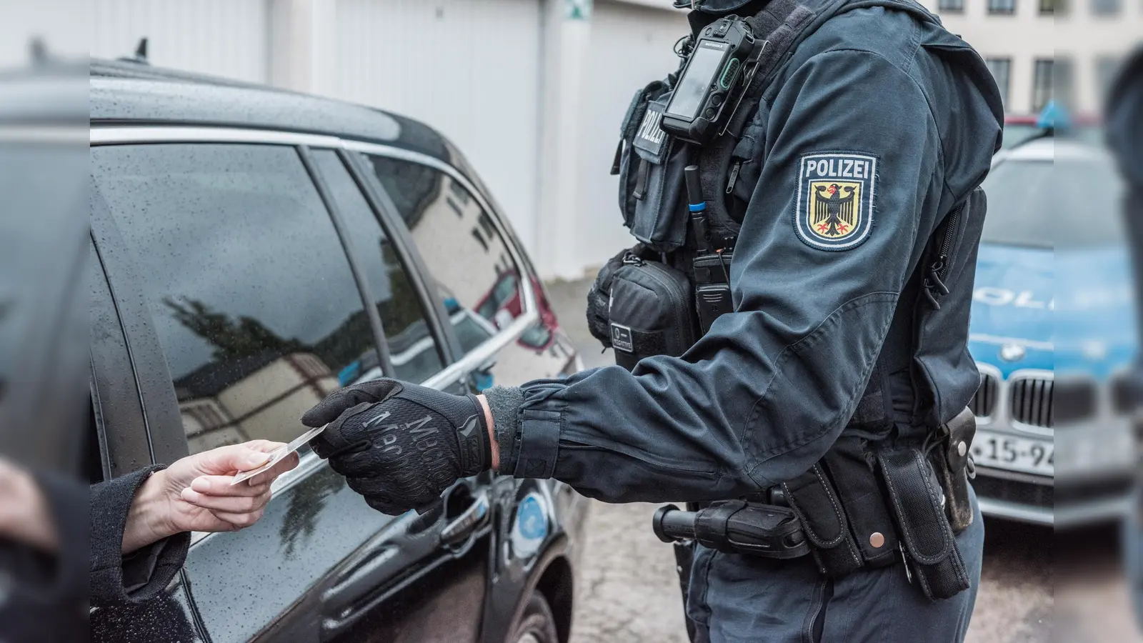Die Bundespolizei Waidhaus hat einen gesuchten Straftäter in einem Fernreisebus festgenommen. (Bild: Bundespolizei)