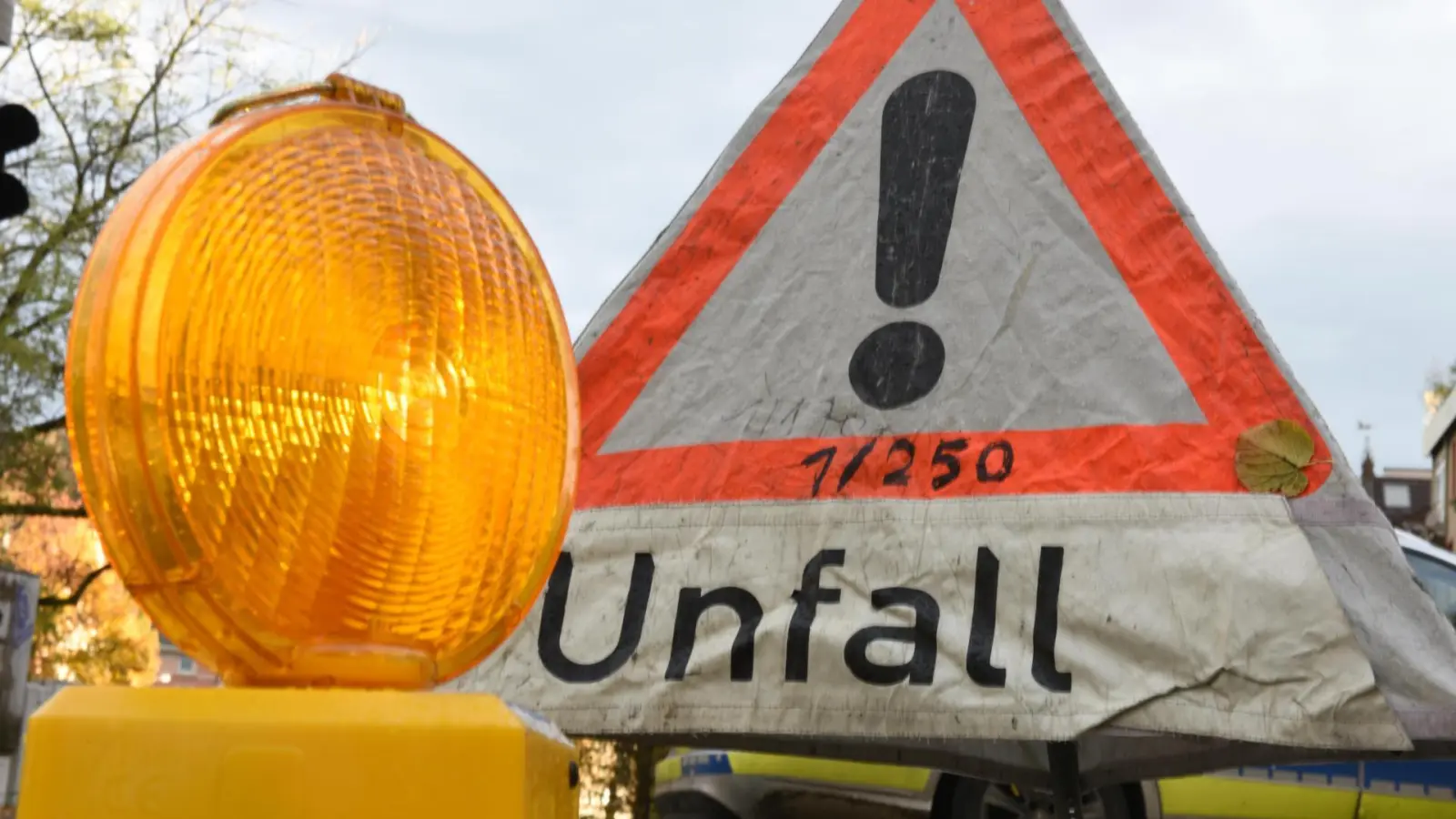 Auf der B 470 zwischen Weiden und der Abfahrt nach Parkstein passierte am Mittwoch ein Unfall zwischen einem Schulbus und einem Lkw. (Symbolbild: Patrick Seeger / dpa)