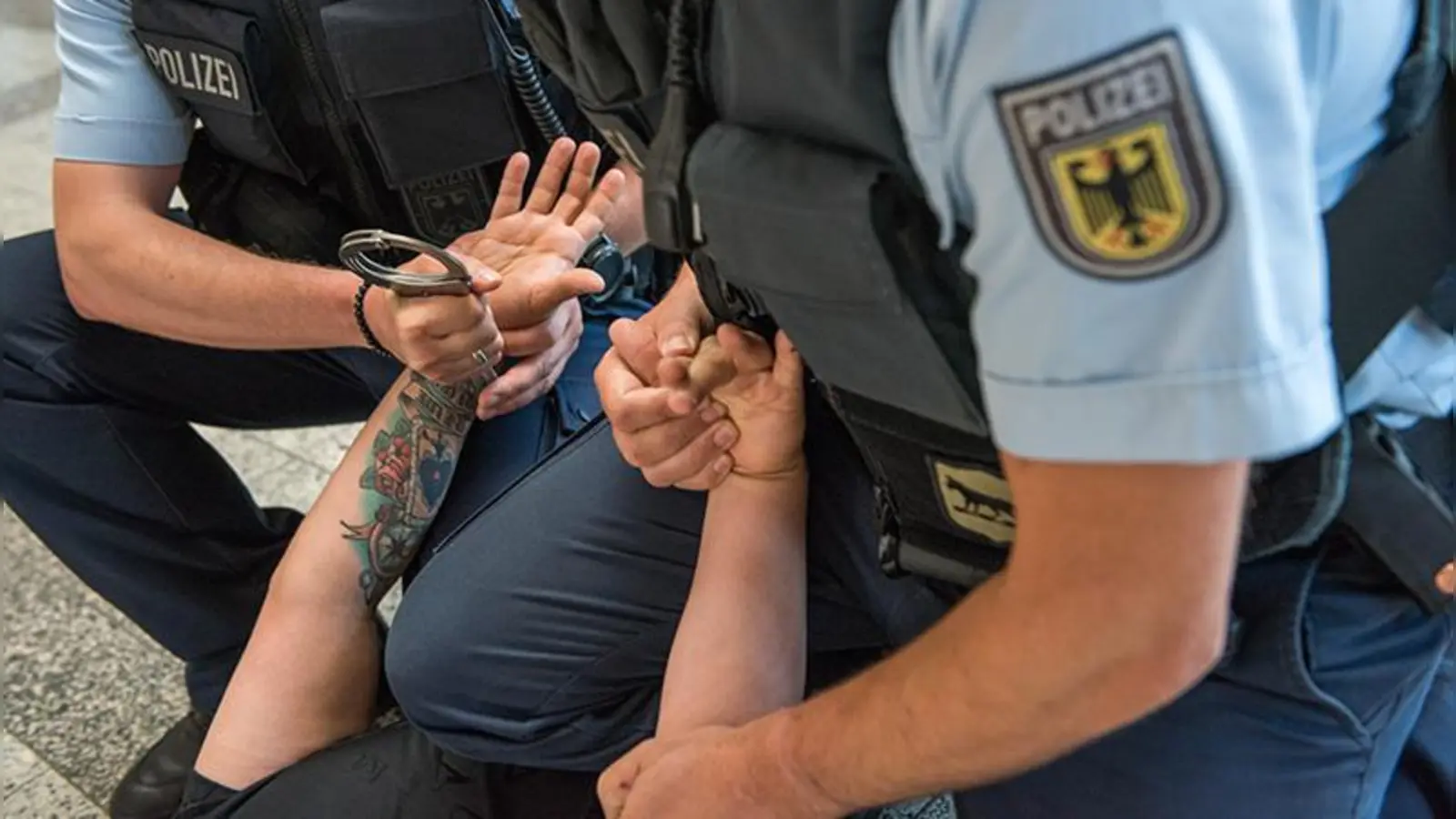 Ein Mann attackiert am Eingang des Bahnhofs in Schwandorf einen 35-Jährigen. Die Bundespolizei ermittelt wegen gefährlicher Körperverletzung.  (Symbolbild: Bundespolizei)