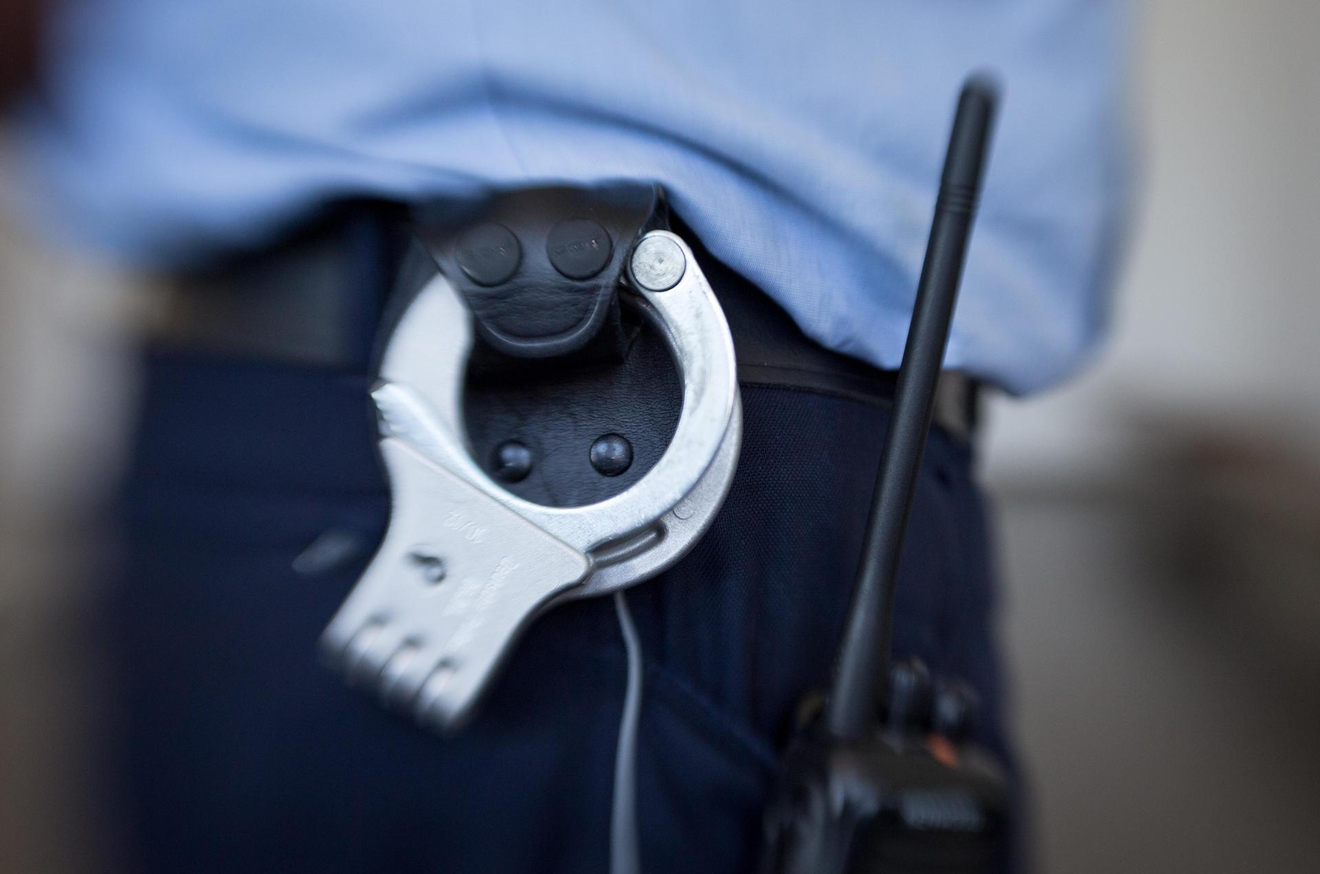 Die Kriminalpolizei Hof ist auf der Suche nach einem Unbekannten, der vergangenen Sonntag einen Asia-Imbiss überfallen hat.  (Symbolbild: Friso Gentsch/dpa )