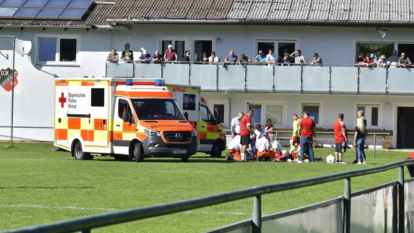 Ein Spieler der DJK Ursensollen und ein Spieler der SpVgg Schirmitz verletzten sich bei einem Zweikampf so schwer, dass sie mit dem Rettungswagen ins Krankenhaus gebracht werden mussten.  (Bild: Hubert Ziegler)