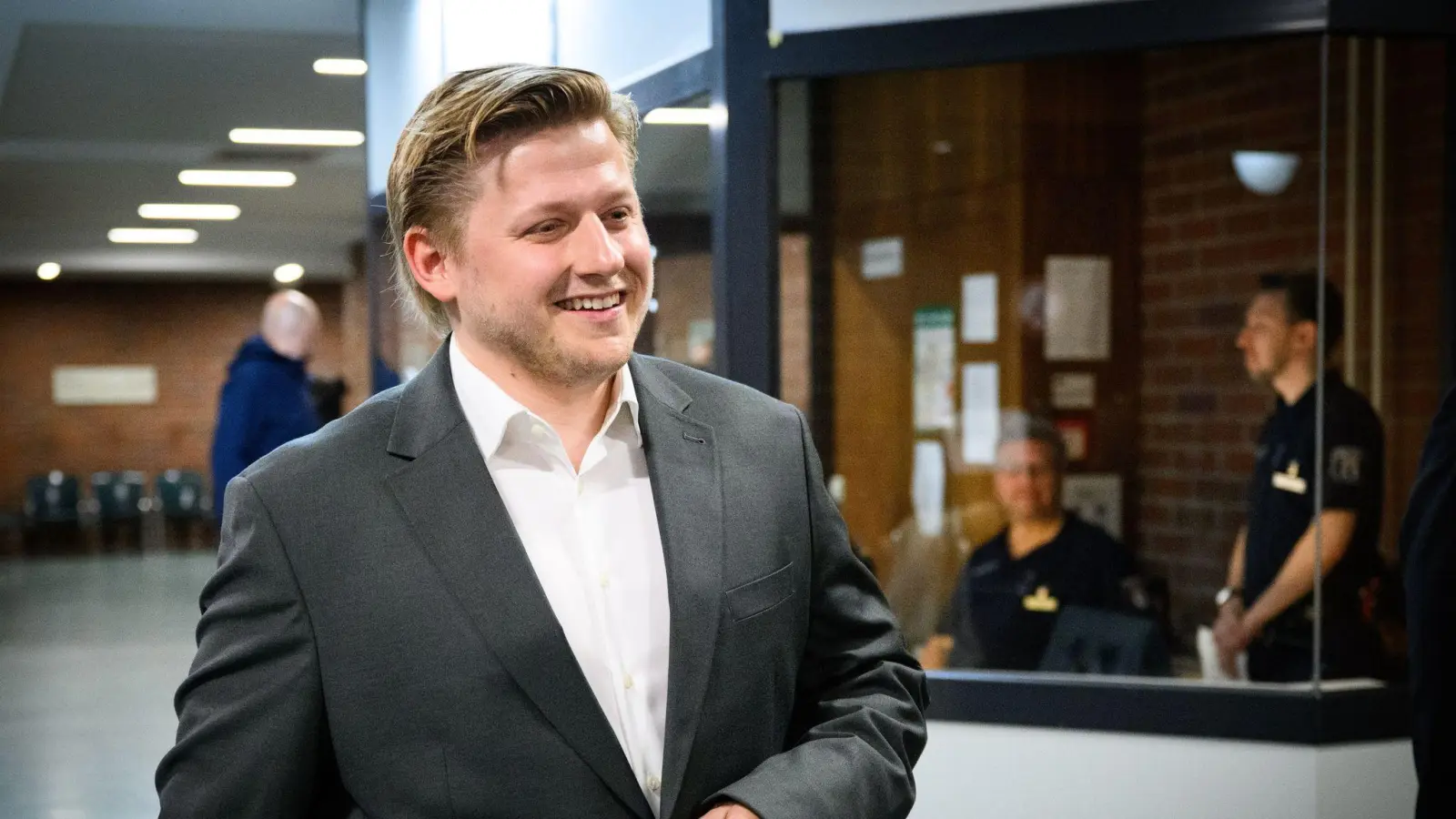 Ein spitzer Kommentar des Satirikers El Hotzo zum Attentat auf Donald Trump im US-Wahlkampf hat erneut die Berliner Justiz beschäftigt. (Archivbild) (Bild: Bernd von Jutrczenka/dpa)