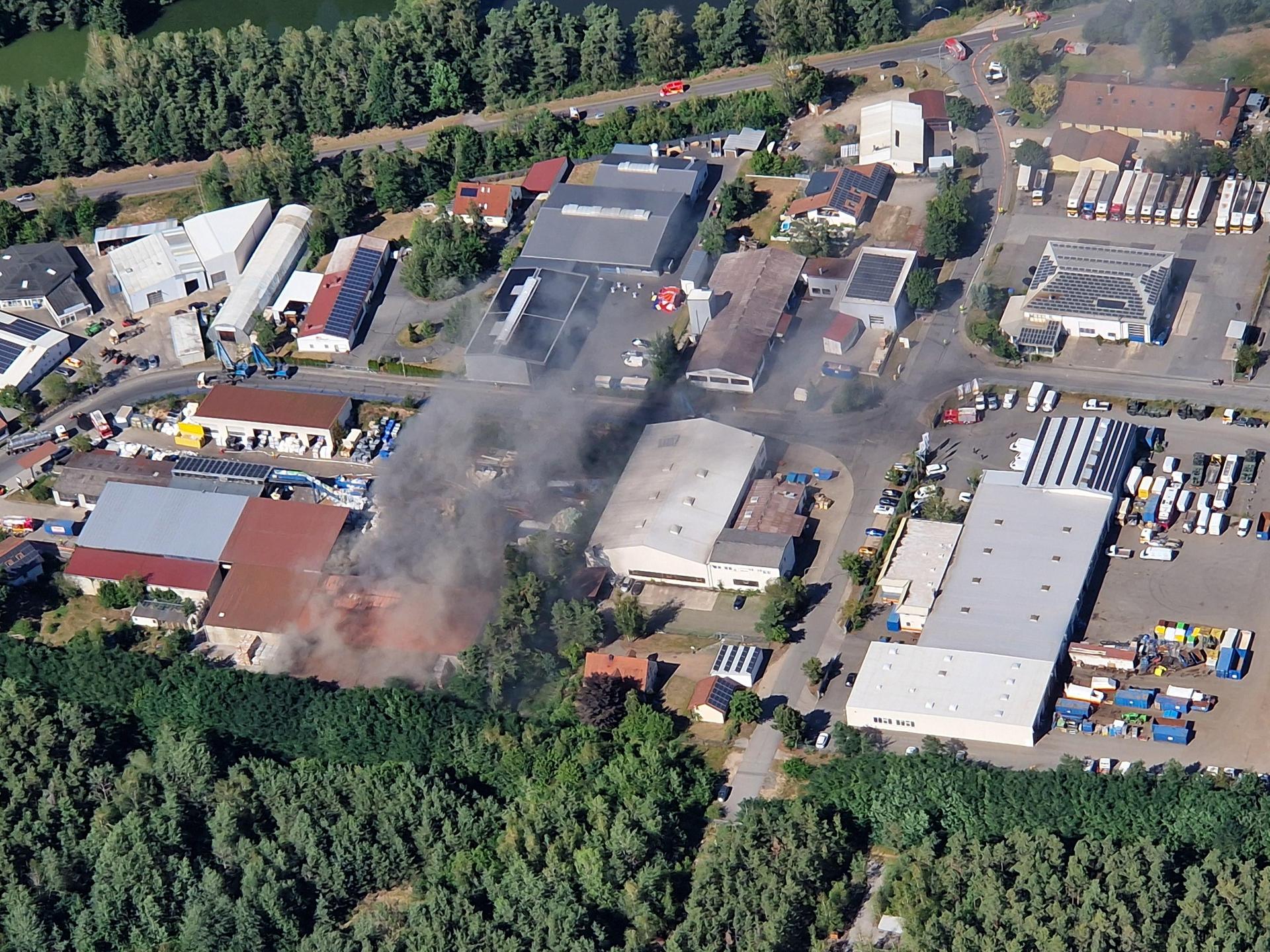 In einem Recycling-Unternehmen im Gewerbegebiet in Weiherhammer brennt es am Freitagabend.  (Bild: mür)