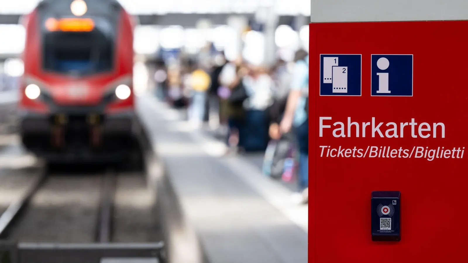 Am Münchner Hauptbahnhof sind derzeit sechs Regionalzuglinien lahmgelegt. (Symbolbild)  (Bild: Sven Hoppe/dpa/dpa-tmn)