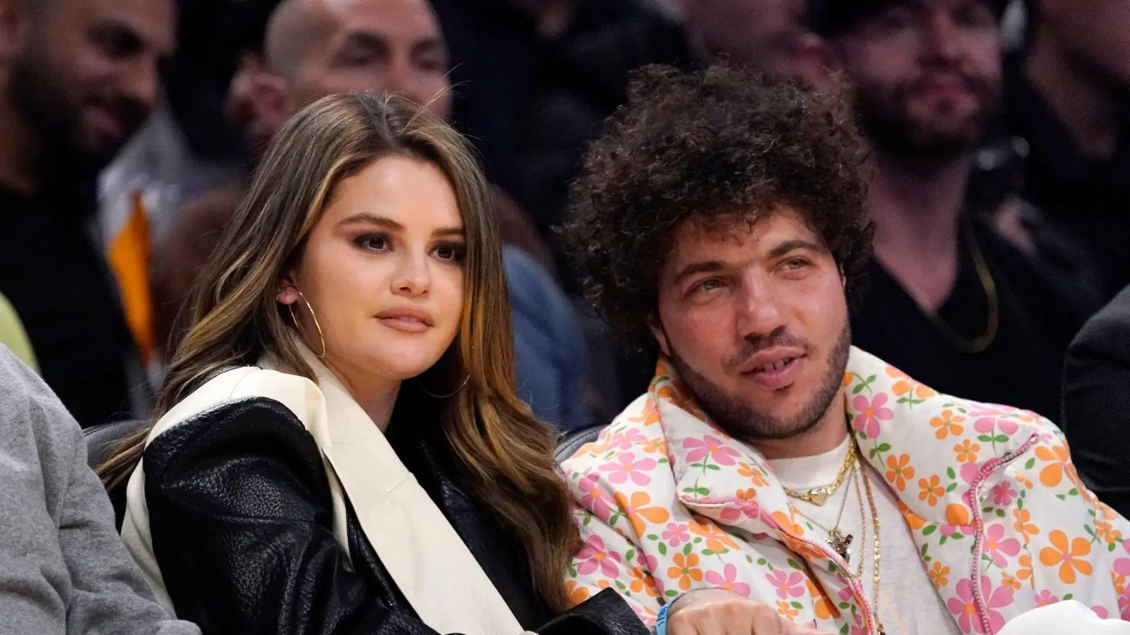 Sie könnten sich verlobt haben: Selena Gomez und Benny Blanco.  (Archivbild: Mark J. Terrill/AP/dpa)