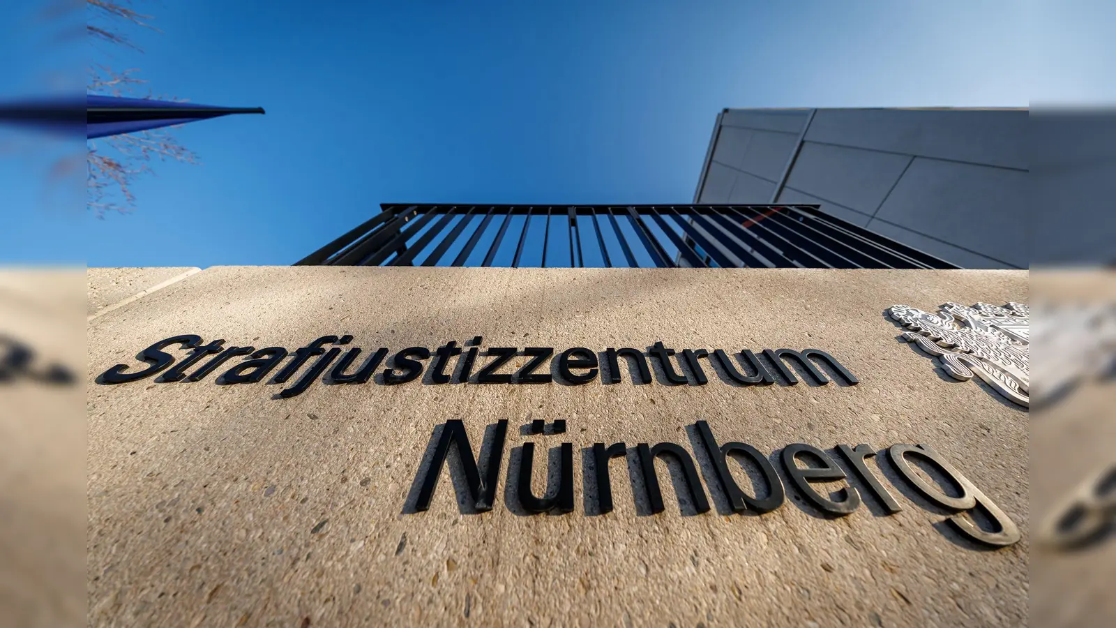 Wegen eines Mordes im Alter von 15 Jahren ist ein junger Mann in Nürnberg zu neuneinhalb Jahren Jugendstrafe verurteilt worden. (Symbolbild) (Bild: Daniel Karmann/dpa)